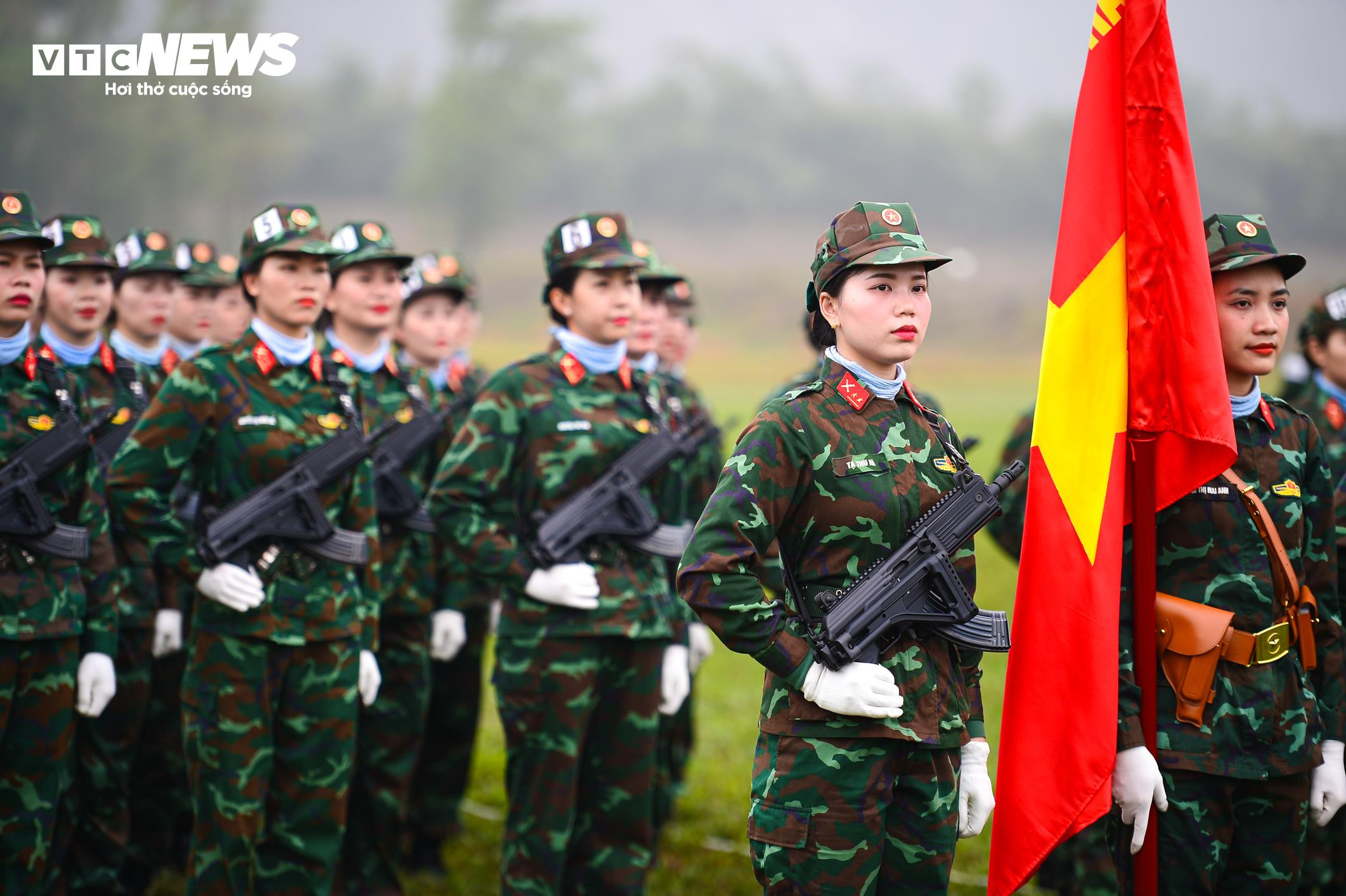 Ngắm những 'bóng hồng' trên thao trường tập luyện diễu binh cho đại lễ 30/4 - 14