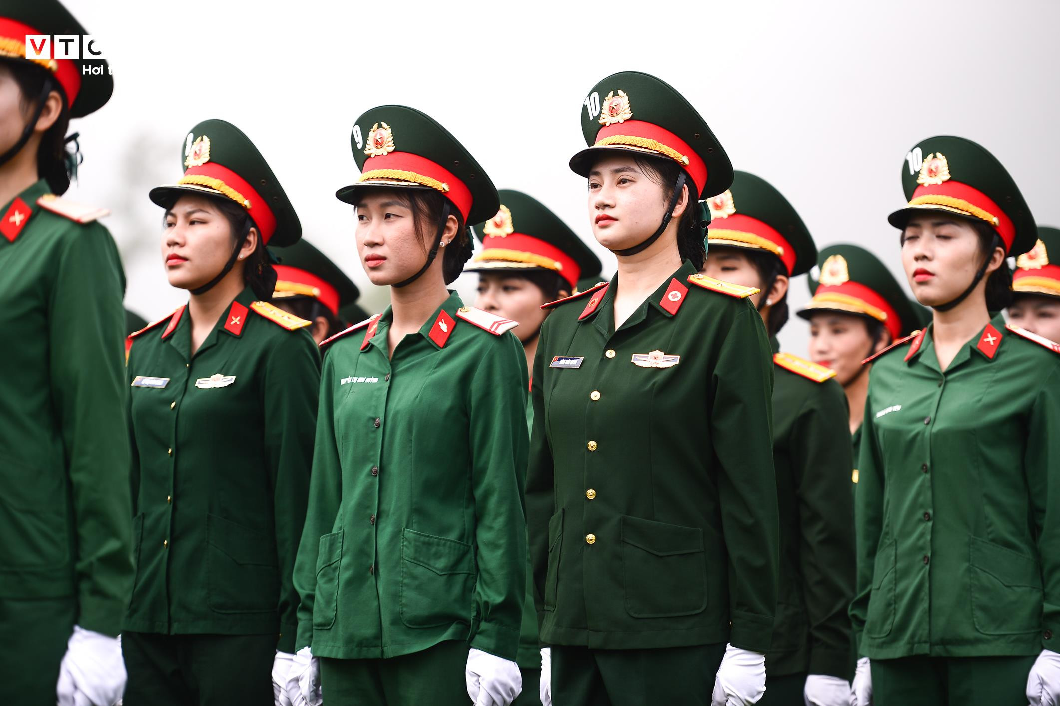 Ngắm những 'bóng hồng' trên thao trường tập luyện diễu binh cho đại lễ 30/4 - 5