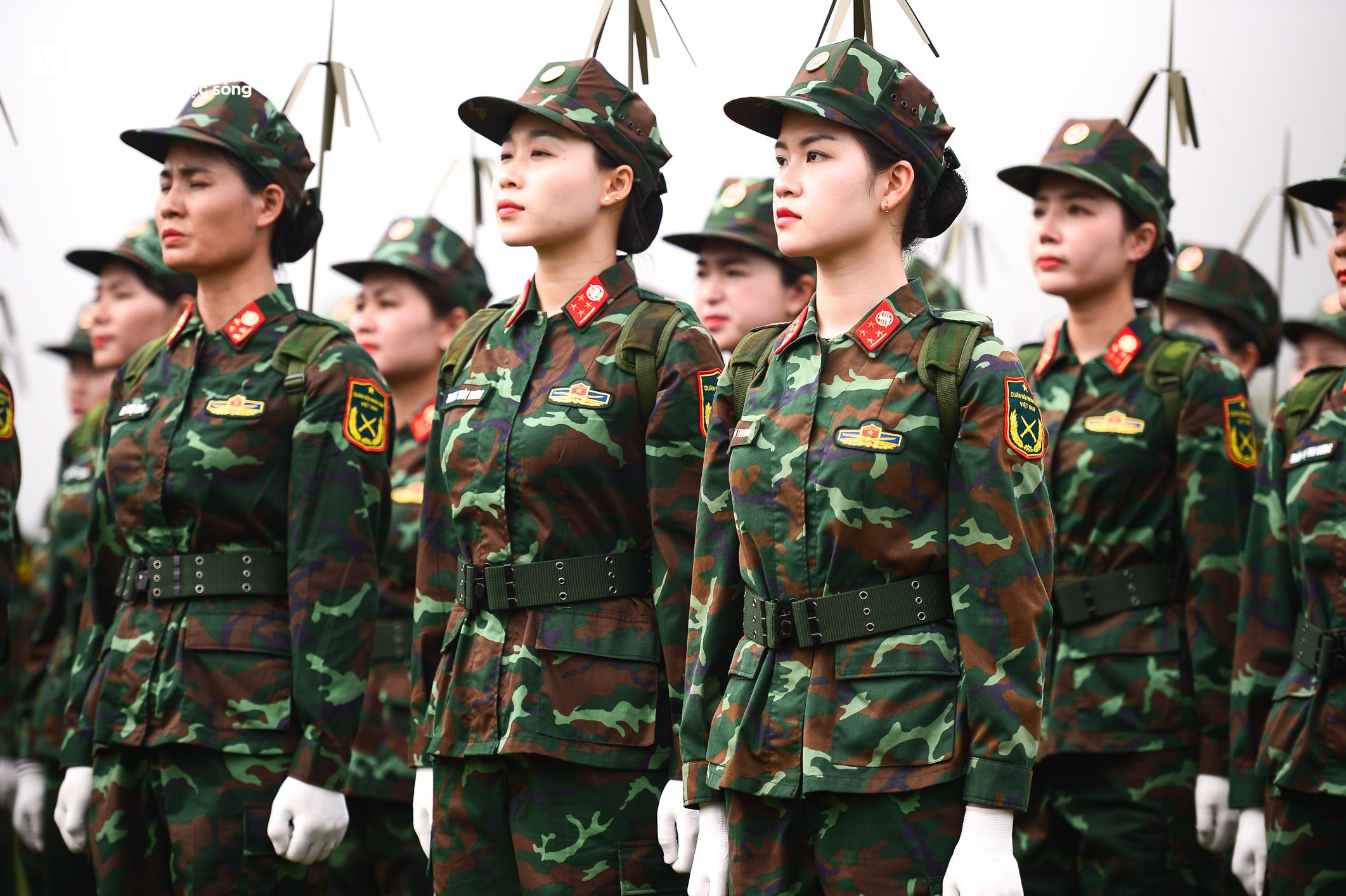 Ngắm những 'bóng hồng' trên thao trường tập luyện diễu binh cho đại lễ 30/4 - 6