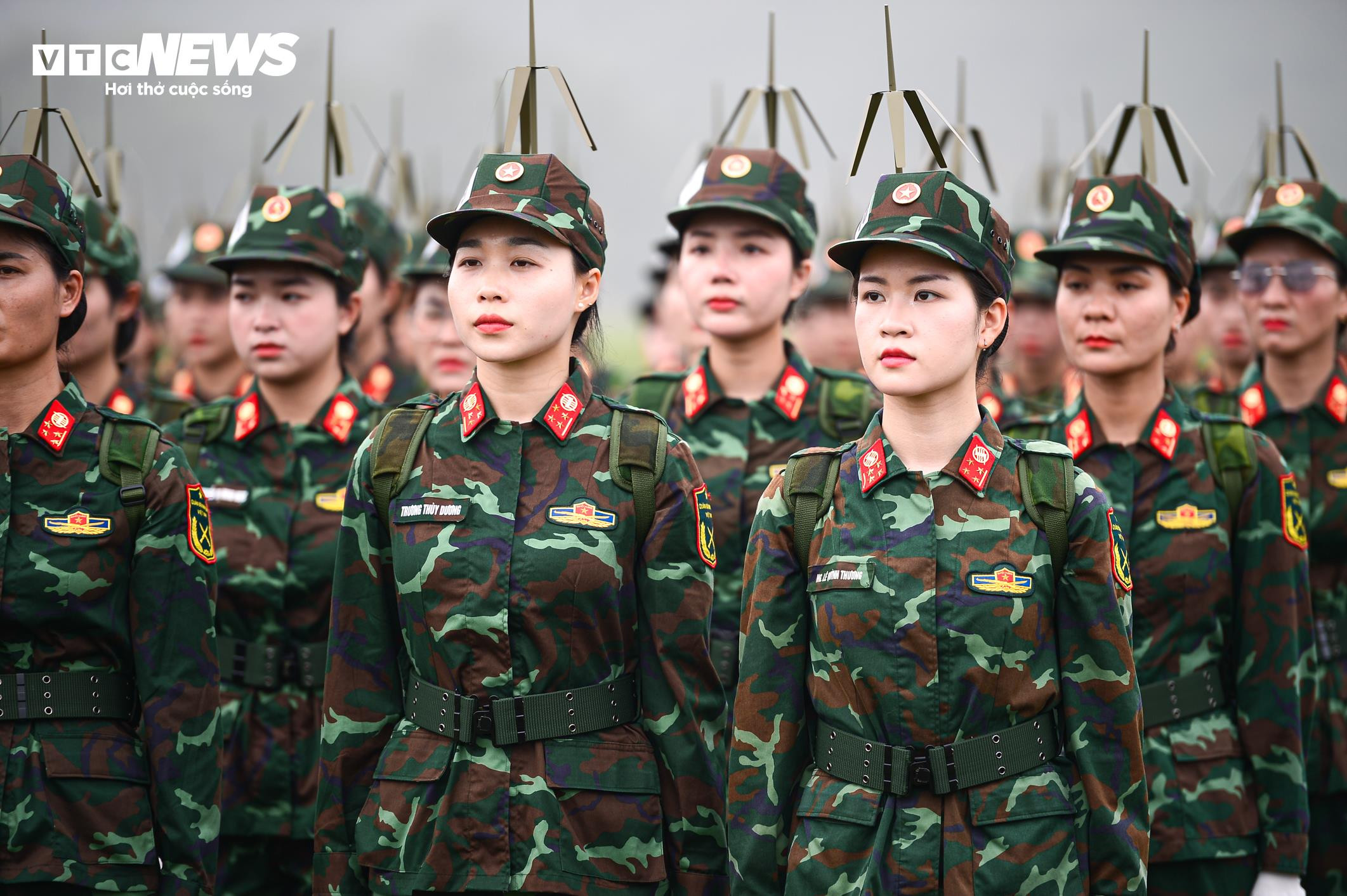 Ngắm những 'bóng hồng' trên thao trường tập luyện diễu binh cho đại lễ 30/4 - 3