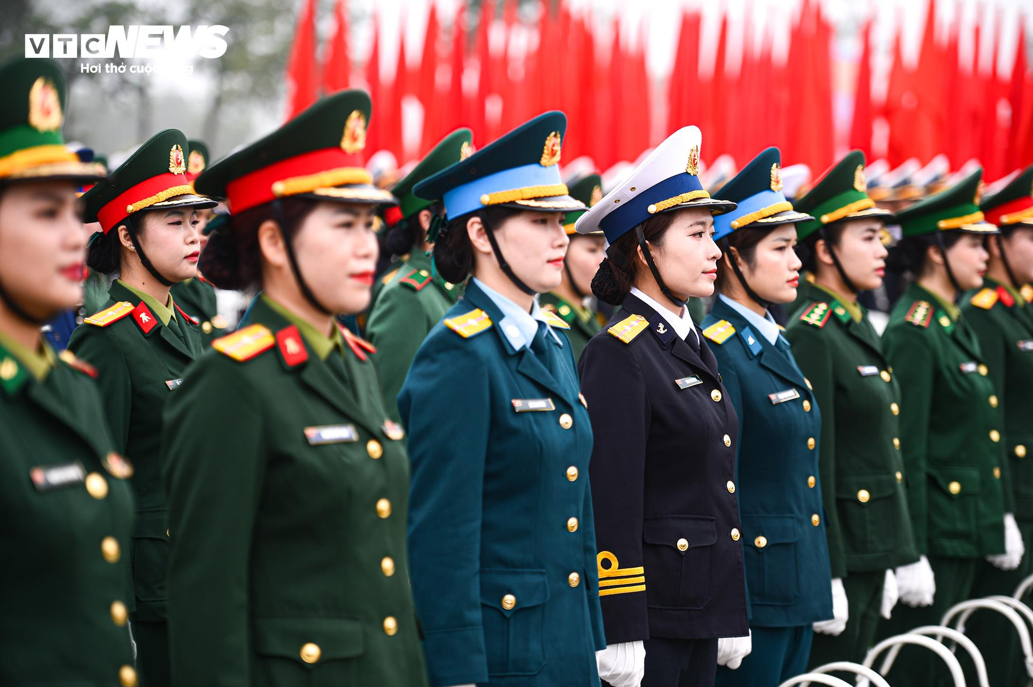 Ngắm những 'bóng hồng' trên thao trường tập luyện diễu binh cho đại lễ 30/4 - 7