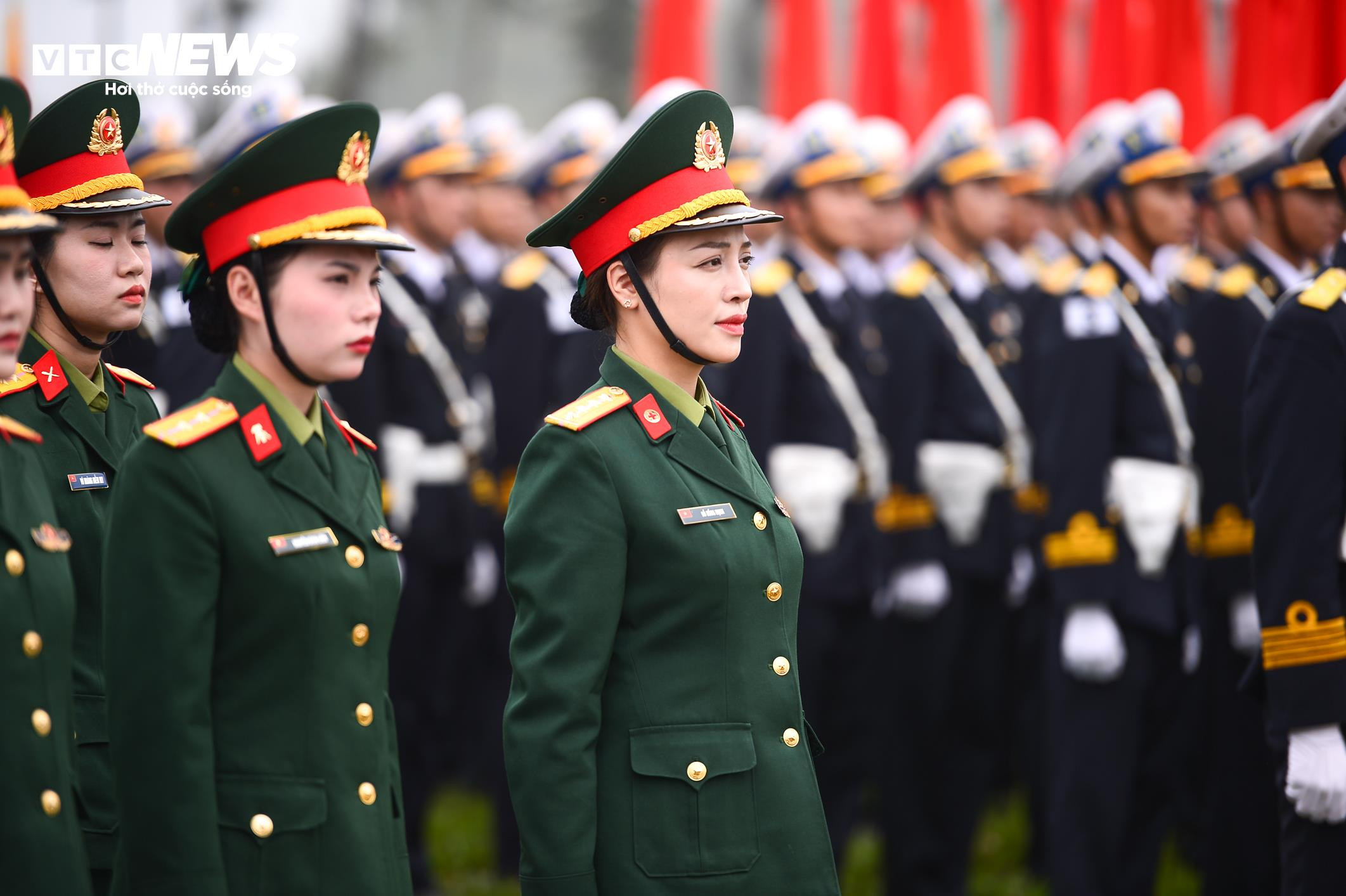 Ngắm những 'bóng hồng' trên thao trường tập luyện diễu binh cho đại lễ 30/4 - 18