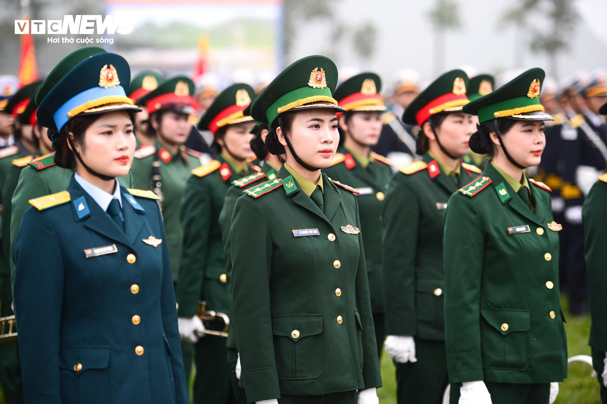 Ngắm những 'bóng hồng' trên thao trường tập luyện diễu binh cho đại lễ 30/4 - 8