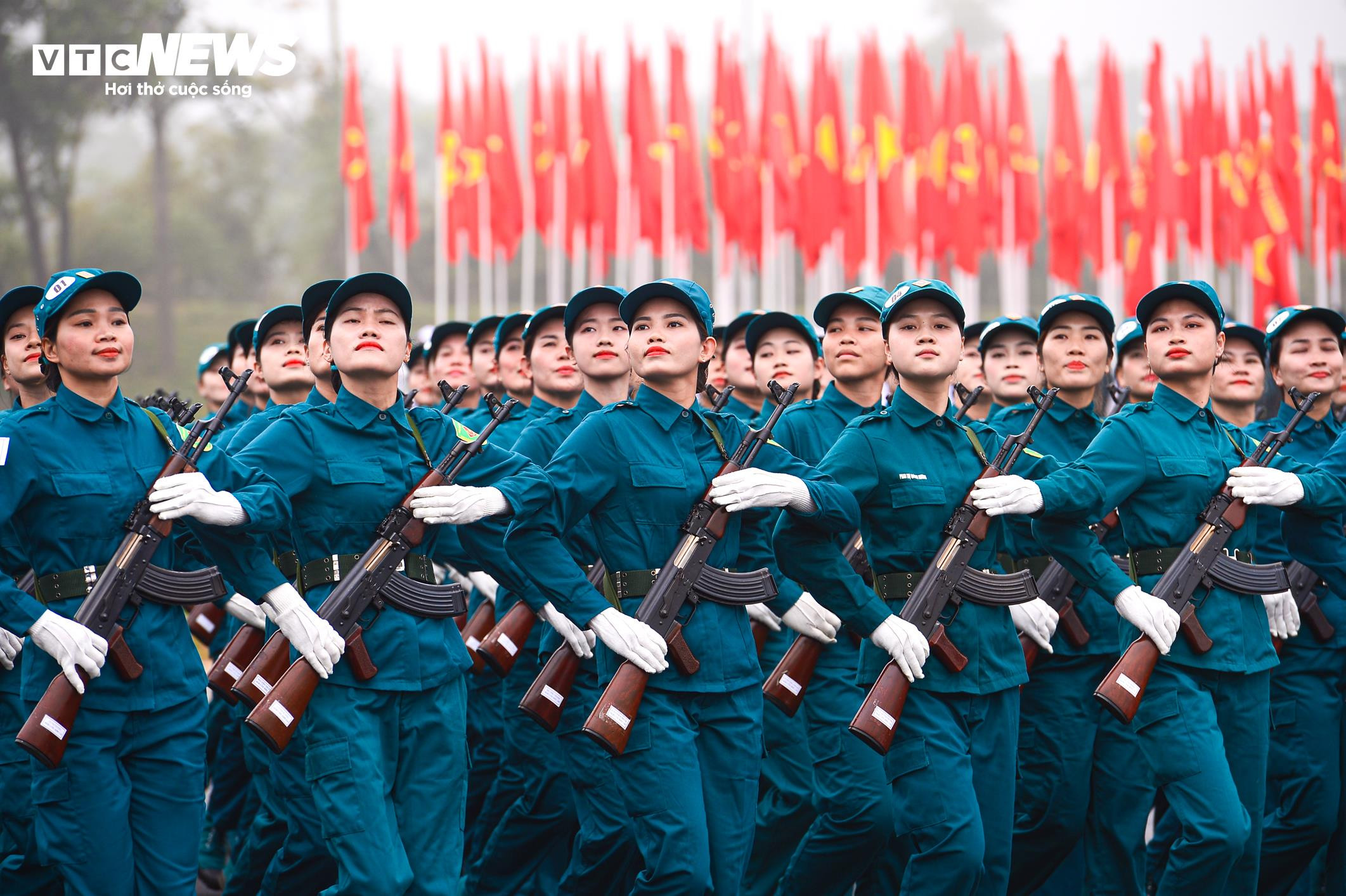 Ngắm những 'bóng hồng' trên thao trường tập luyện diễu binh cho đại lễ 30/4 - 15