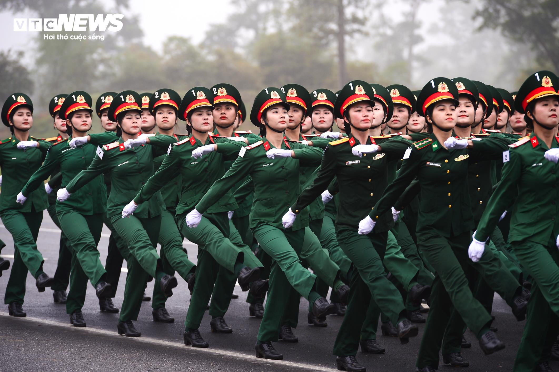 Ngắm những 'bóng hồng' trên thao trường tập luyện diễu binh cho đại lễ 30/4 - 13