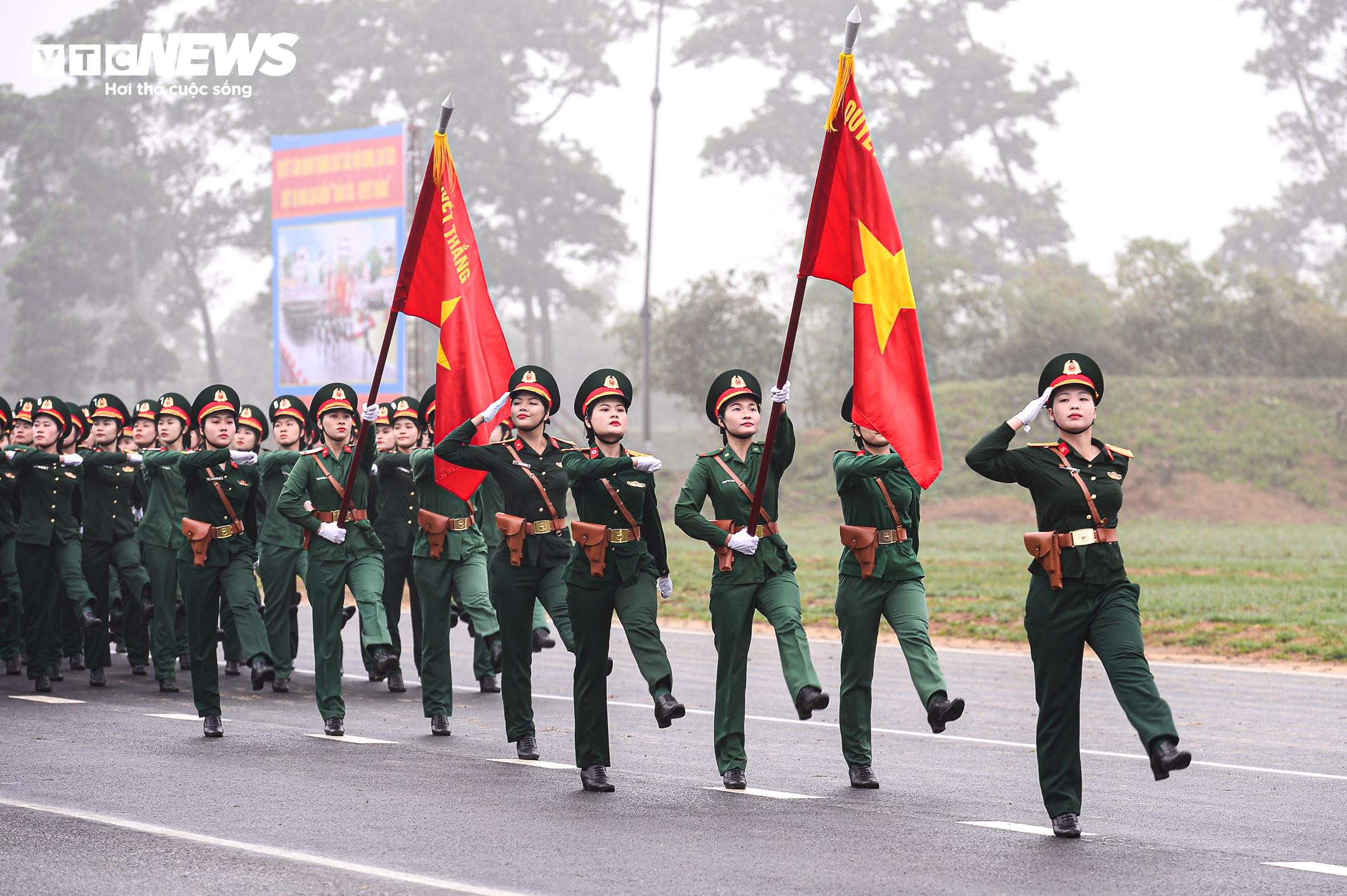 Ngắm những 'bóng hồng' trên thao trường tập luyện diễu binh cho đại lễ 30/4 - 12