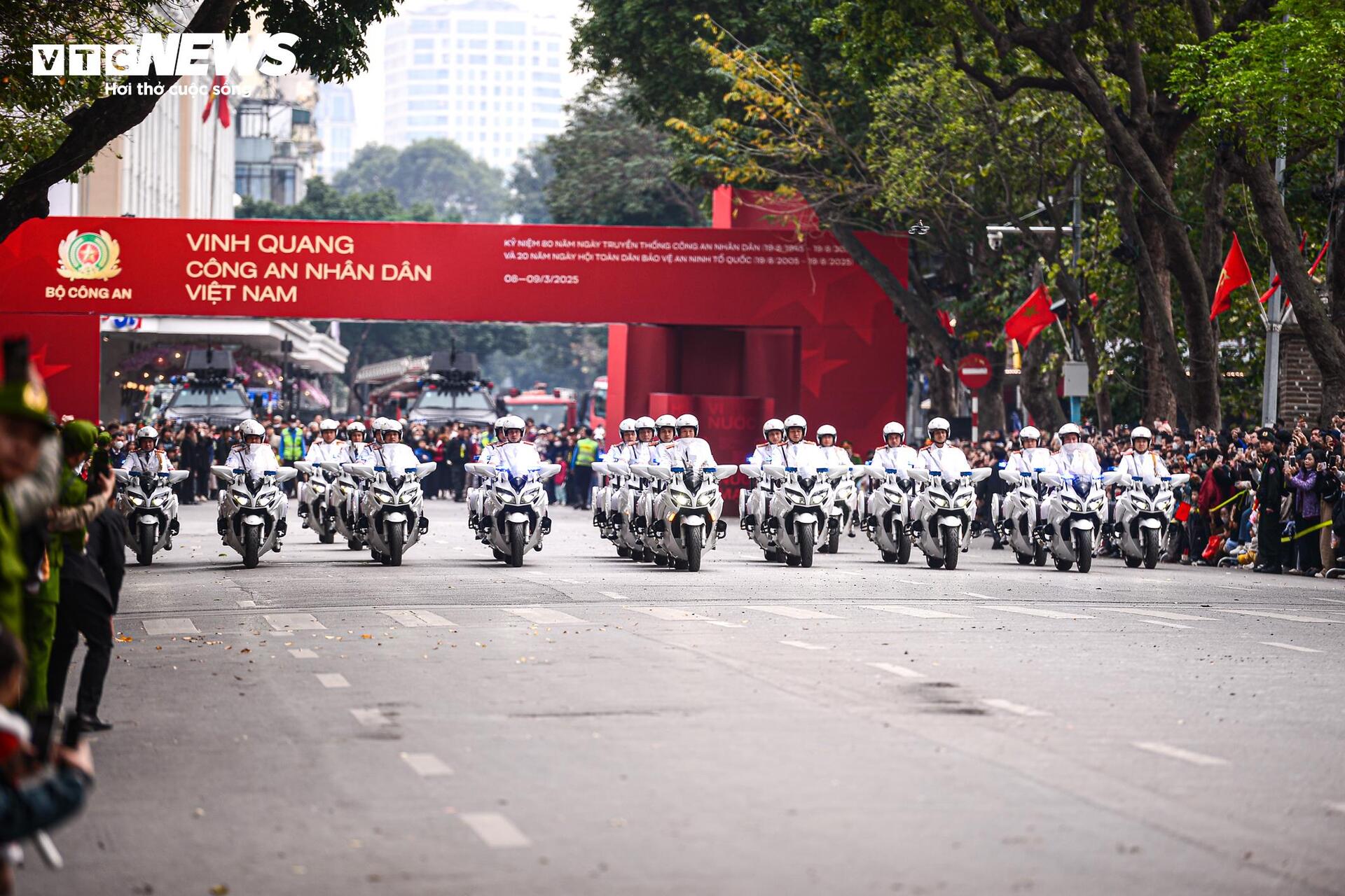 Cảnh khuyển phát hiện hàng cấm, trổ tài vượt vòng lửa trên phố đi bộ Hồ Gươm - 18