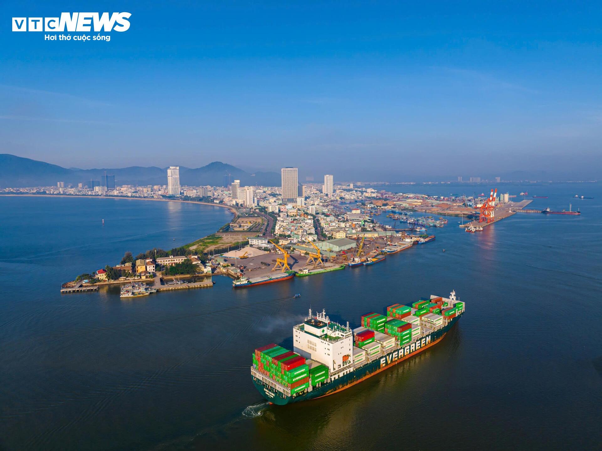 ภาพระยะใกล้ของท่าเรือ Quy Nhon ซึ่งเป็นท่าเรือพาณิชย์ที่สำคัญในที่ราบสูงตอนกลาง - 1