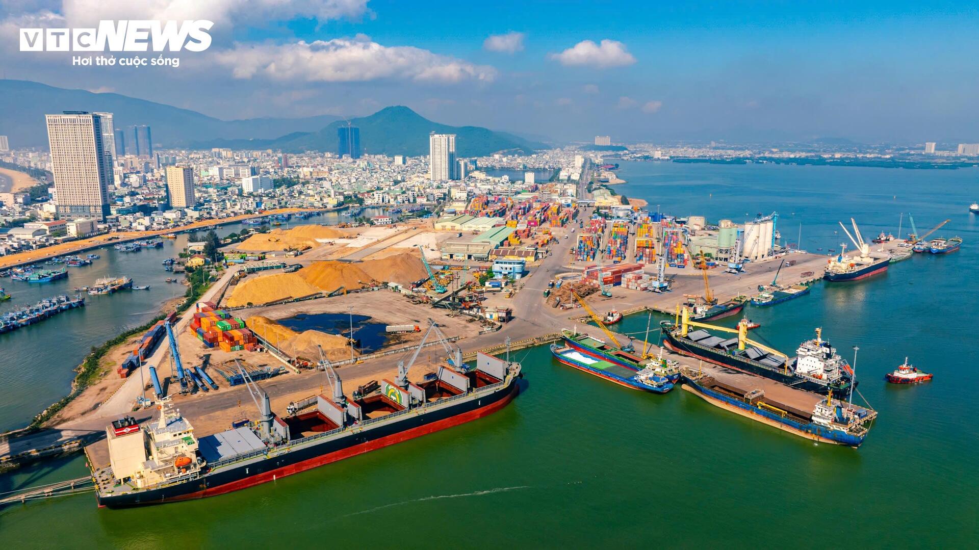 ภาพระยะใกล้ของท่าเรือ Quy Nhon ซึ่งเป็นท่าเรือพาณิชย์ที่สำคัญในที่ราบสูงตอนกลาง - 9