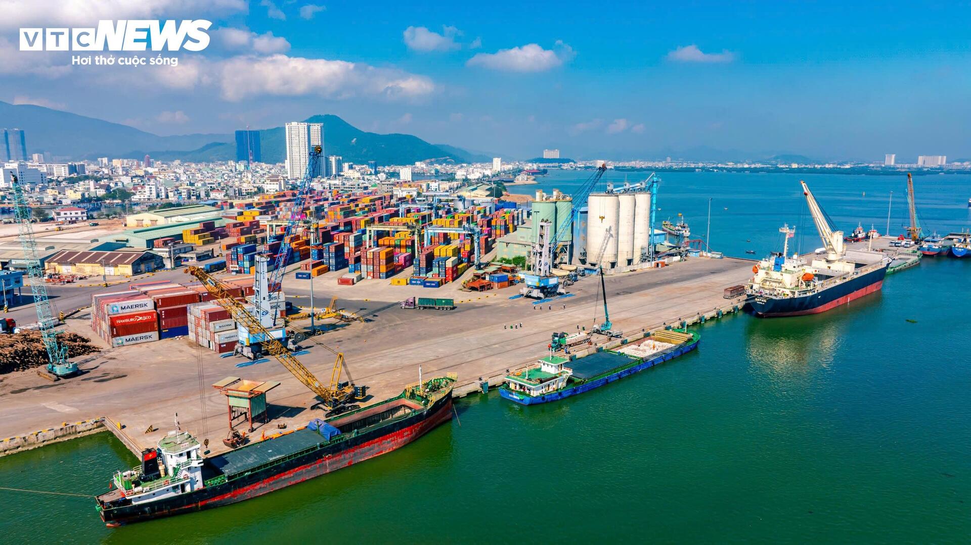 ภาพระยะใกล้ของท่าเรือ Quy Nhon ซึ่งเป็นท่าเรือพาณิชย์หลักในเขตที่ราบสูงตอนกลาง - 3