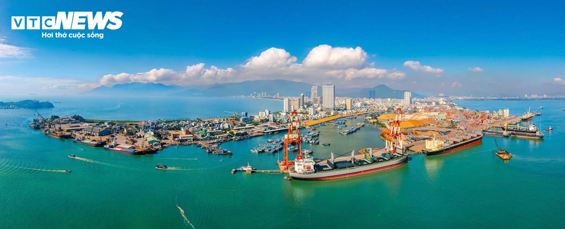 ภาพระยะใกล้ของท่าเรือ Quy Nhon ซึ่งเป็นท่าเรือพาณิชย์ที่สำคัญในที่ราบสูงตอนกลาง - 12