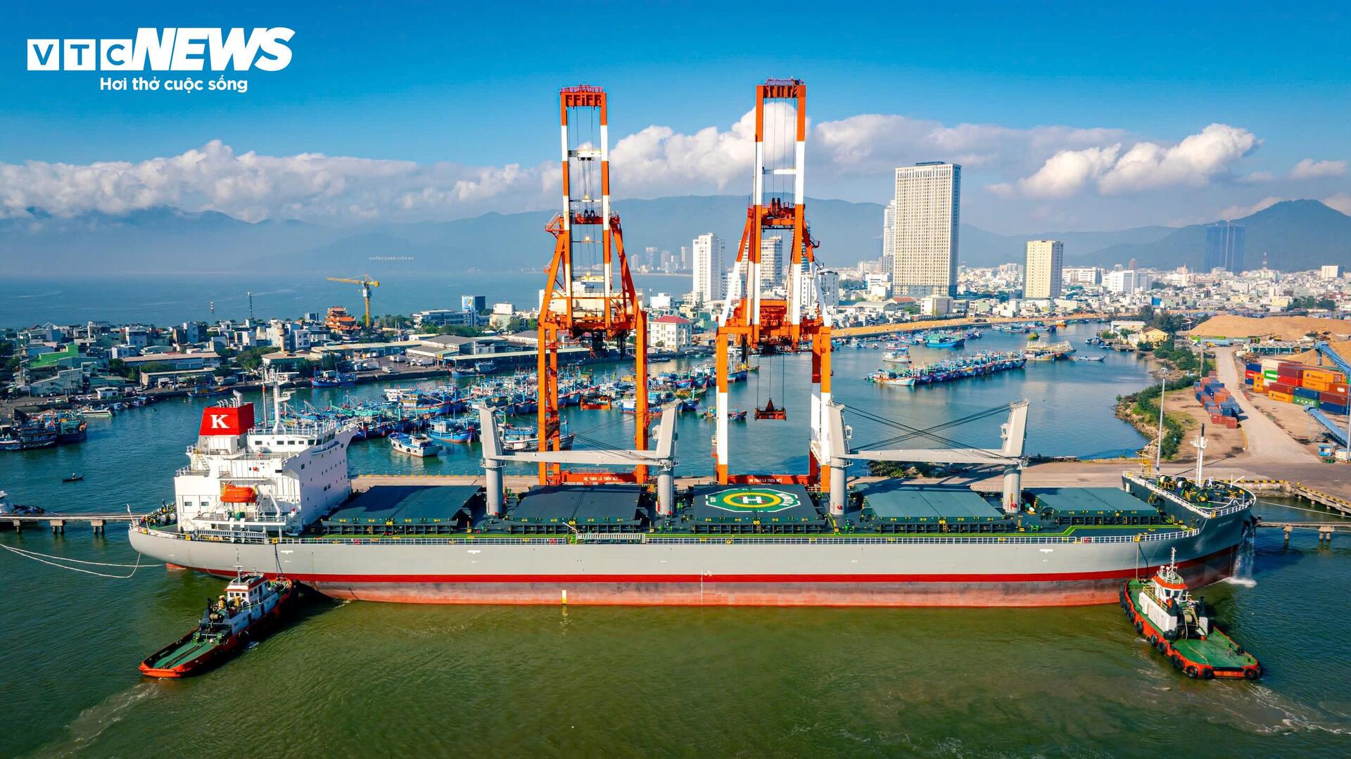 ภาพระยะใกล้ของท่าเรือ Quy Nhon ซึ่งเป็นท่าเรือพาณิชย์ที่สำคัญในที่ราบสูงตอนกลาง - 11