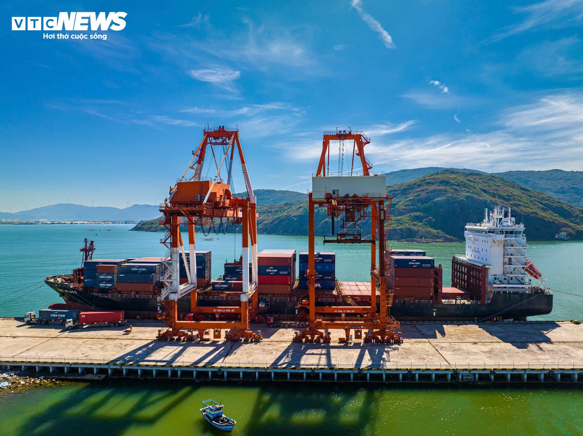 ภาพระยะใกล้ของท่าเรือ Quy Nhon ซึ่งเป็นท่าเรือพาณิชย์ที่สำคัญในที่ราบสูงตอนกลาง - 4