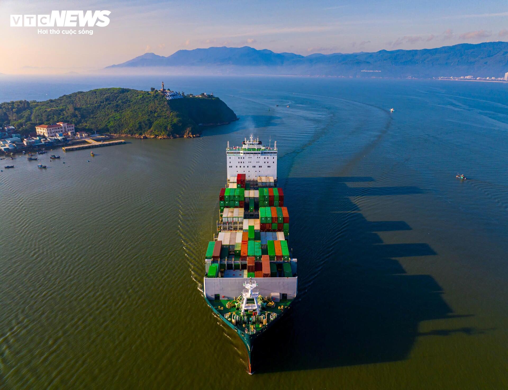 ภาพระยะใกล้ของท่าเรือ Quy Nhon ซึ่งเป็นท่าเรือพาณิชย์ที่สำคัญในที่ราบสูงตอนกลาง - 5