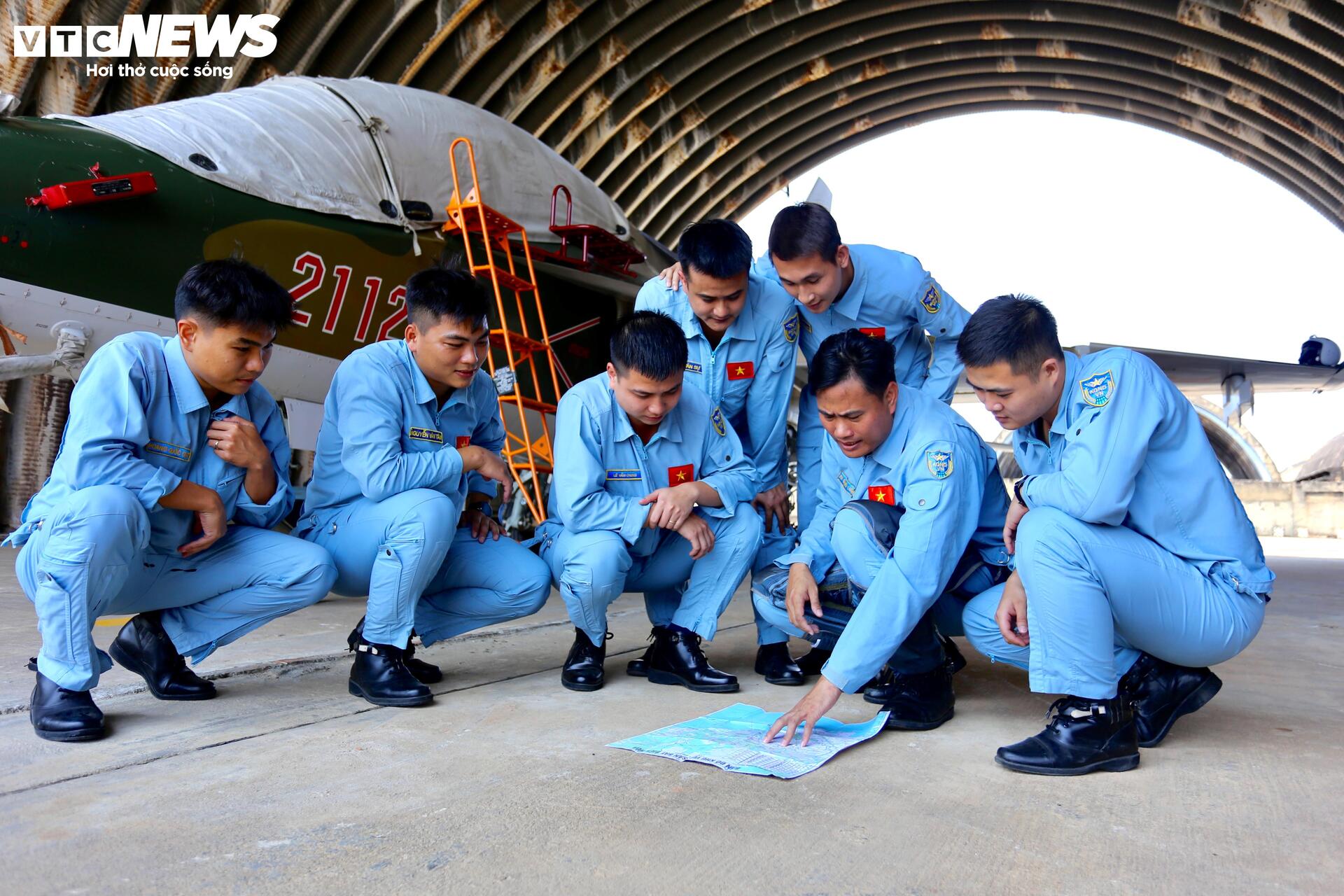 Tiêm kích Su-30MK2, Yak-130 nhào lộn trên bầu trời, tập luyện cho lễ 30/4 - 16