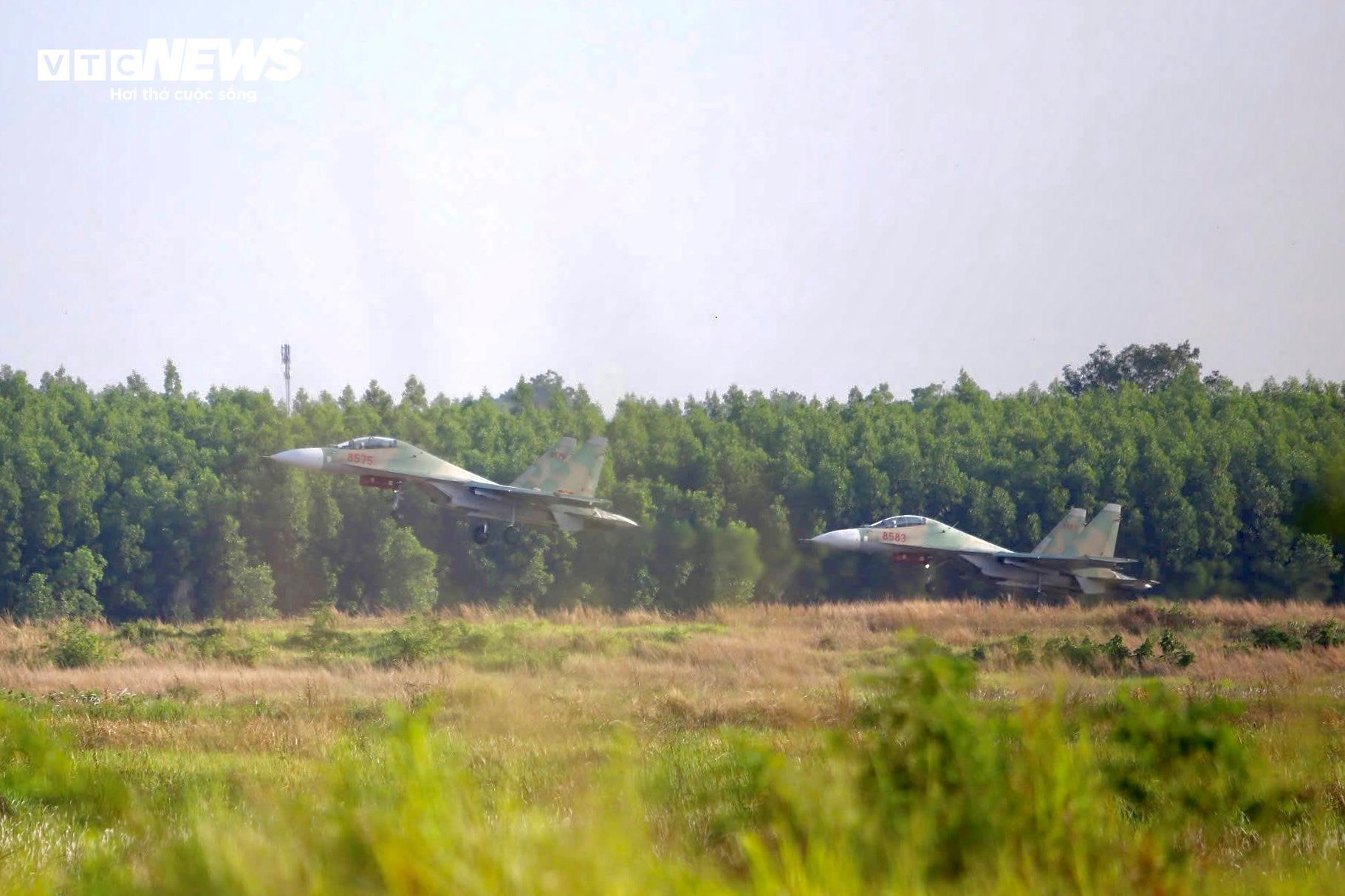 Tiêm kích Su-30MK2, Yak-130 nhào lộn trên bầu trời, tập luyện cho lễ 30/4 - 4