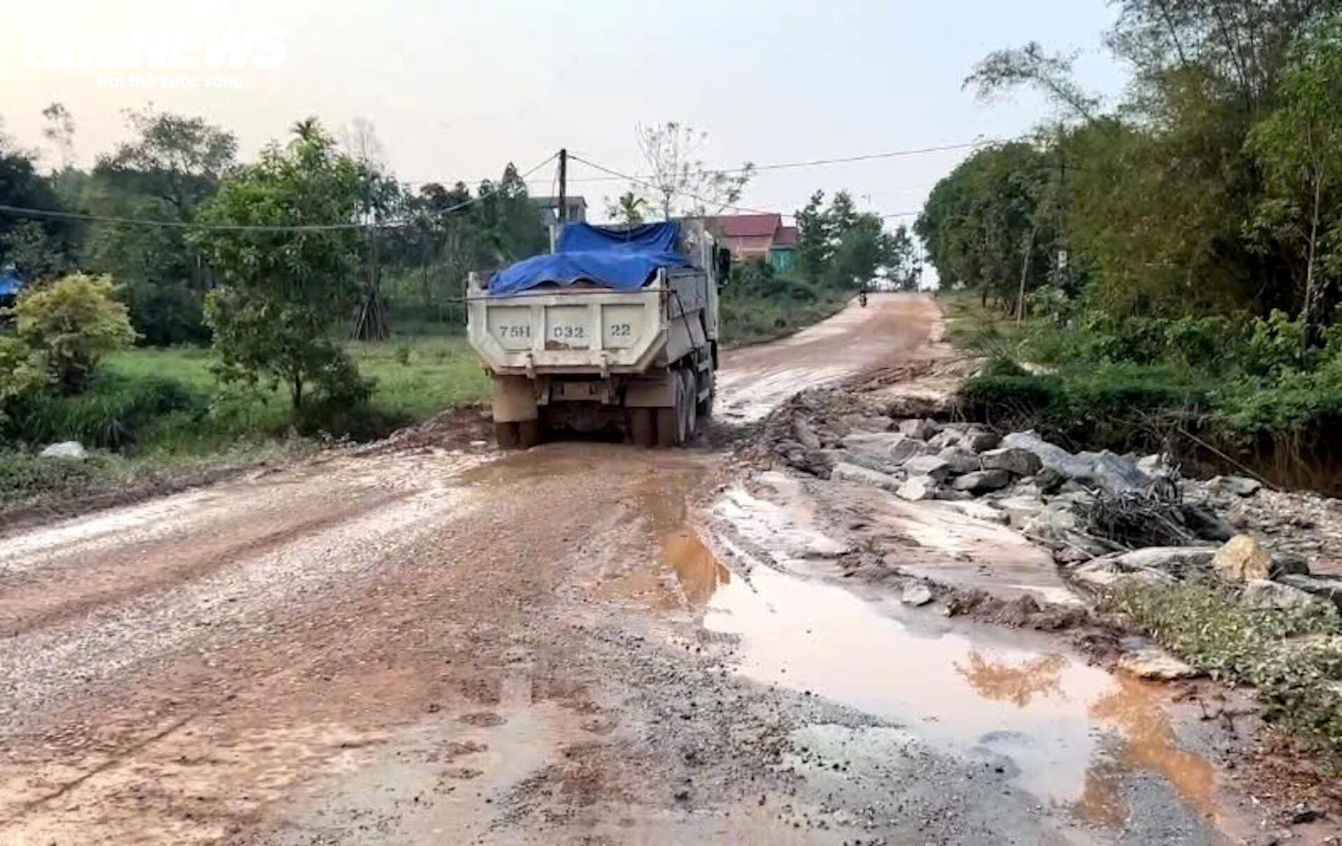 Tỉnh lộ huyết mạch ở Huế mờ trong bụi do đoàn xe chở đất thải dự án cao tốc - 8