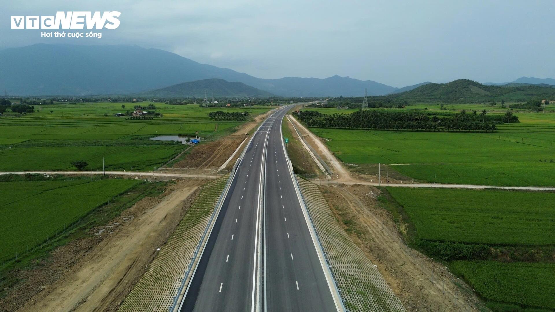 Cận cảnh 70km cao tốc Nha Trang - Vân Phong sắp thông xe - 4