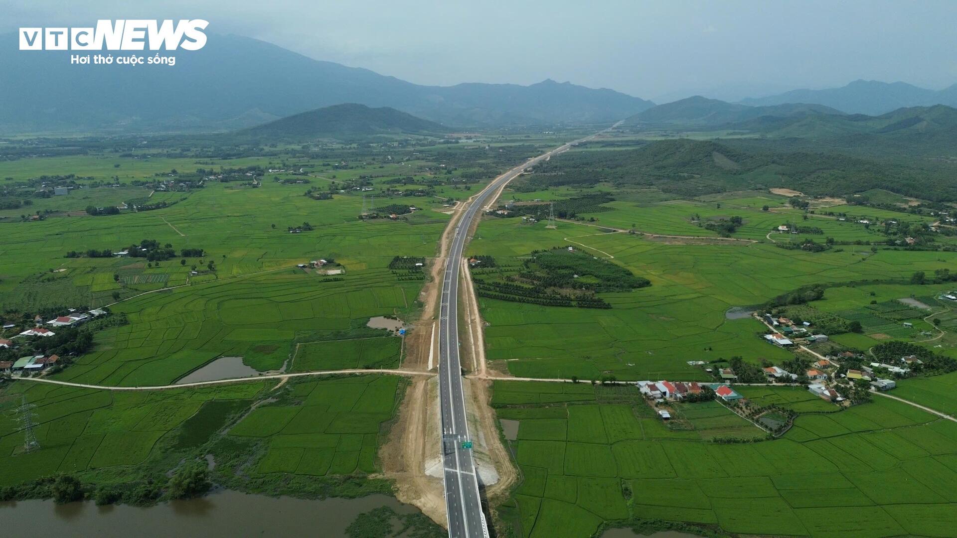 Cận cảnh 70km cao tốc Nha Trang - Vân Phong sắp thông xe - 1