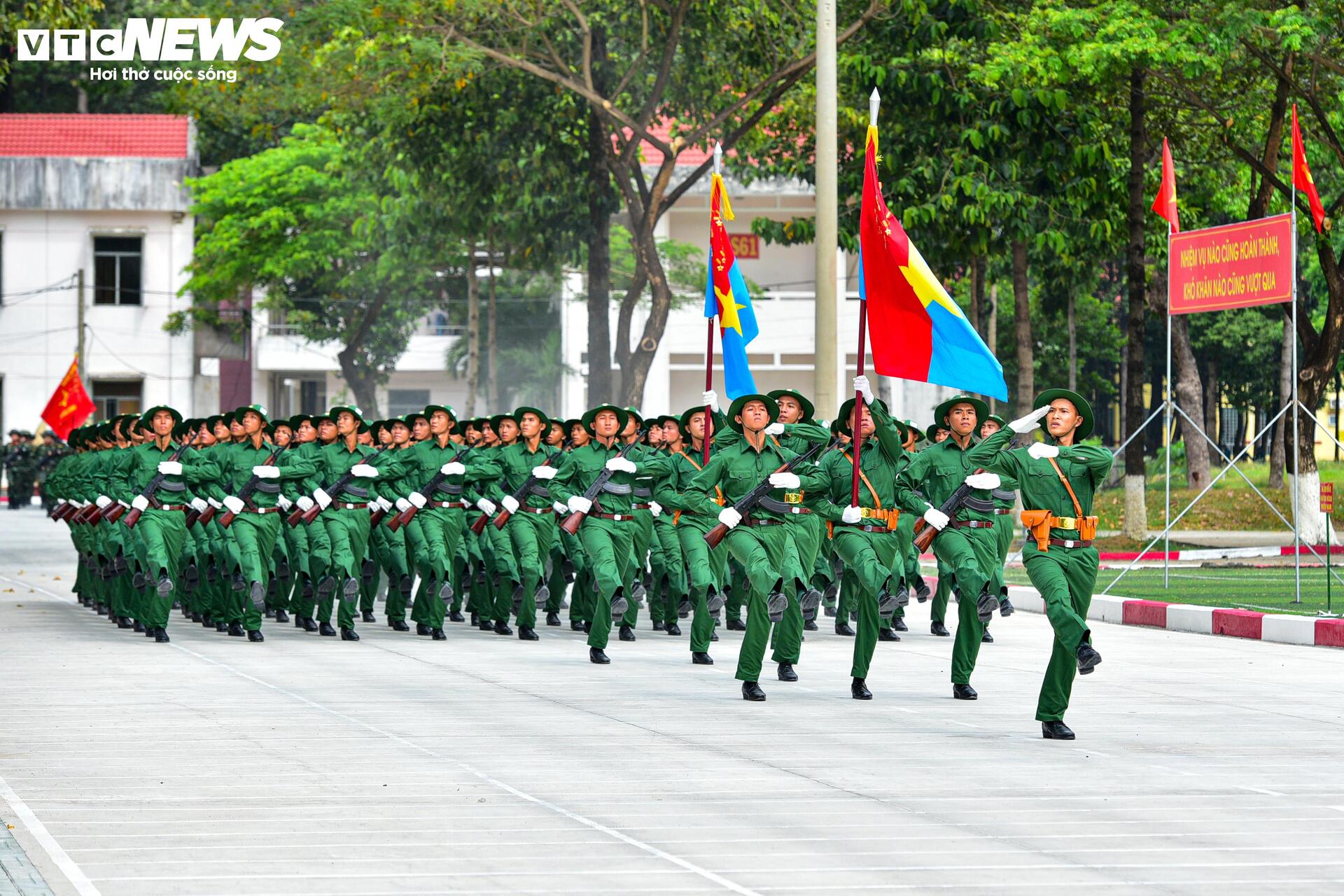 Chiến sĩ đội nắng tập luyện diễu binh Kỷ niệm 50 năm Giải phóng Miền Nam - 1