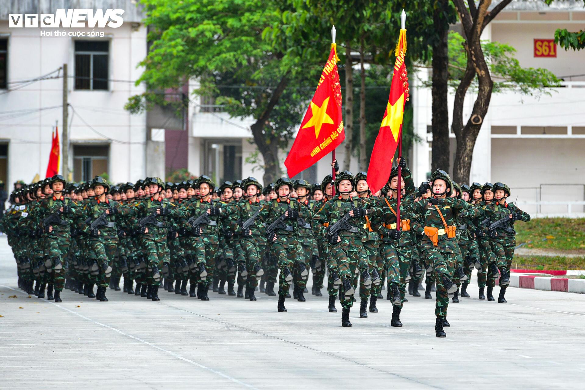 Chiến sĩ đội nắng tập luyện diễu binh Kỷ niệm 50 năm Giải phóng Miền Nam - 4