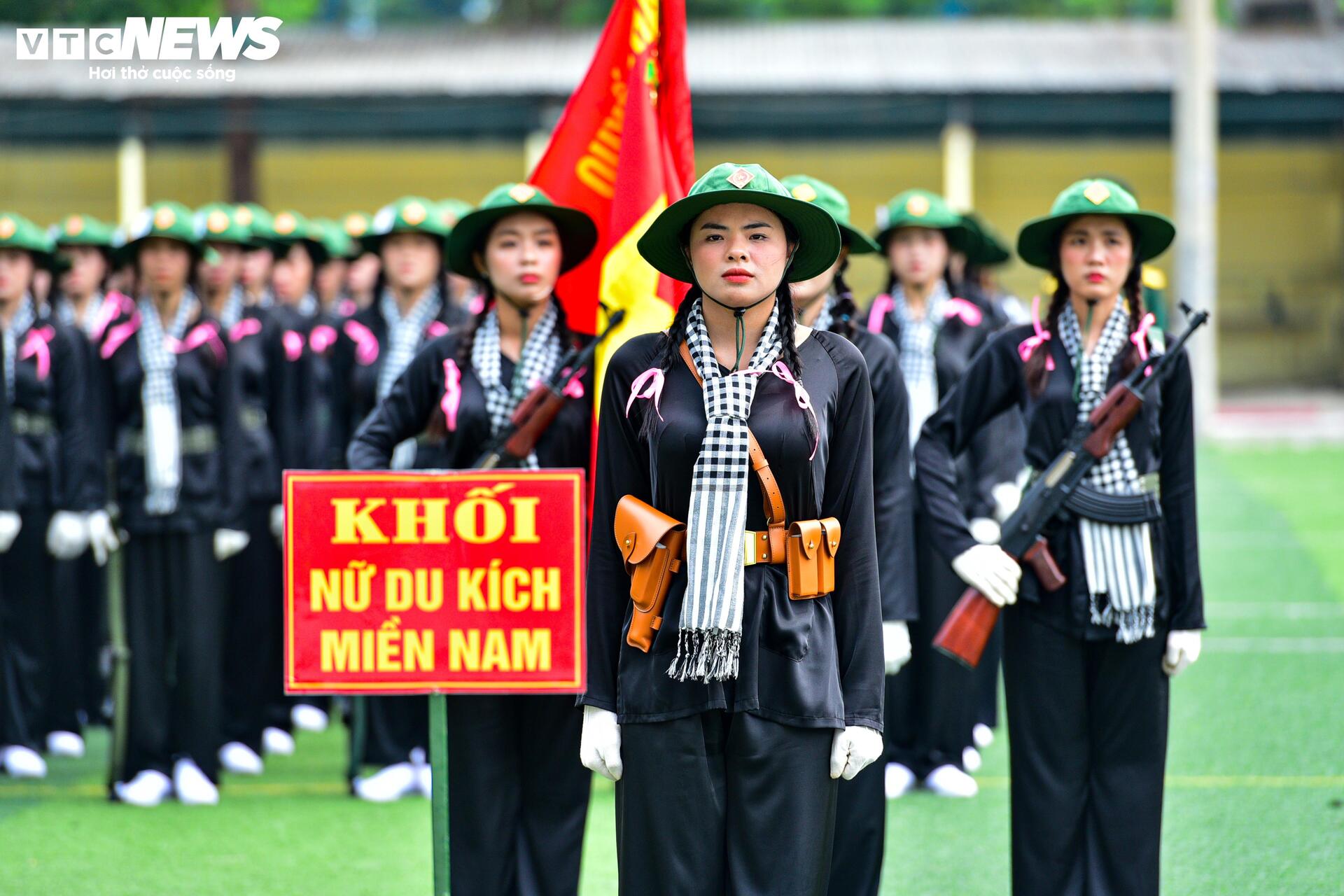 Chiến sĩ đội nắng tập luyện diễu binh Kỷ niệm 50 năm Giải phóng Miền Nam - 9