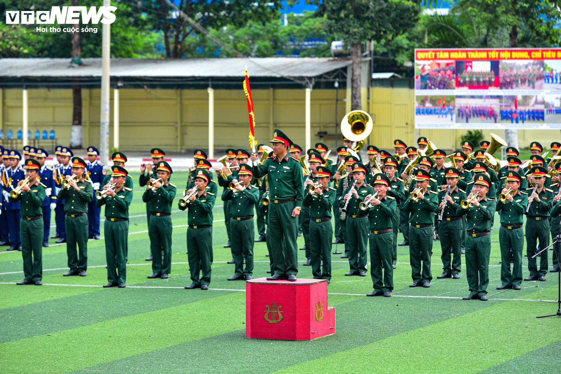 Chiến sĩ đội nắng tập luyện diễu binh Kỷ niệm 50 năm Giải phóng Miền Nam - 3