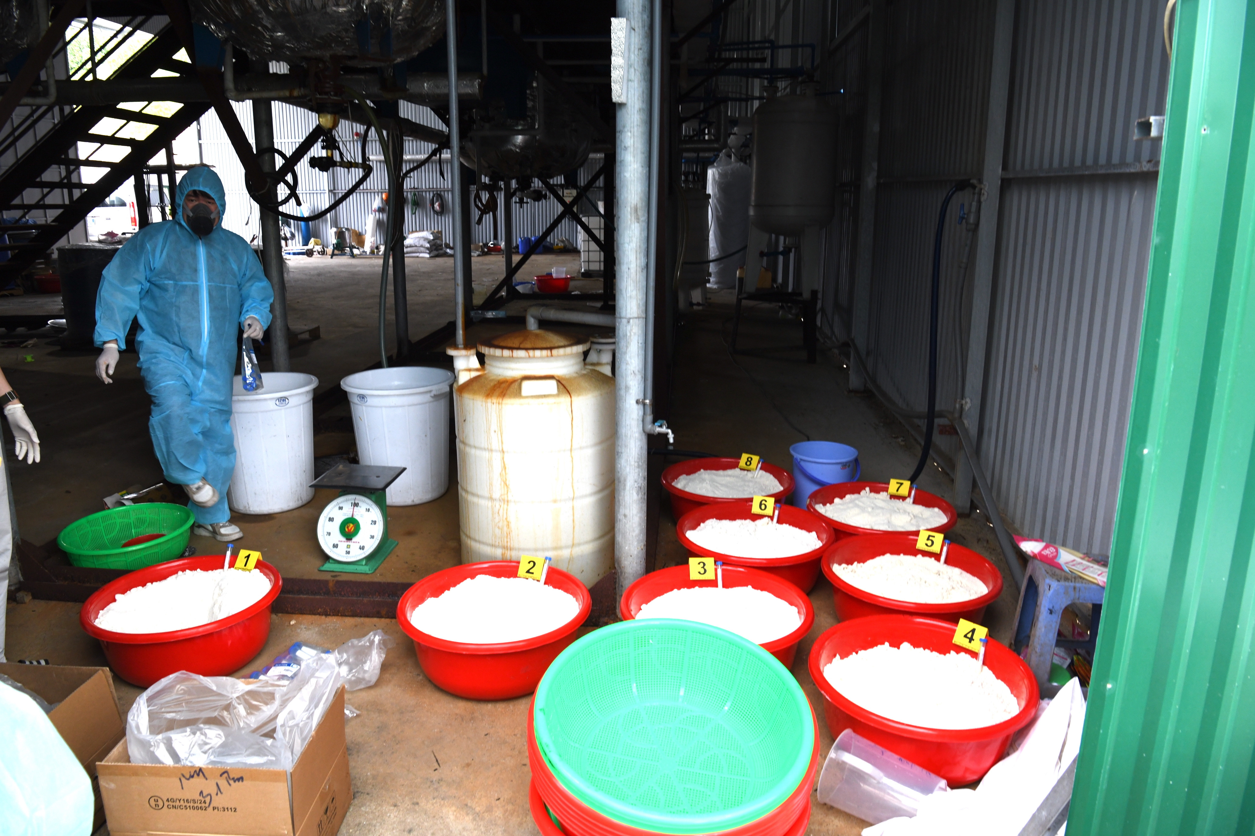 Cận cảnh triệt phá xưởng sản xuất ma túy lớn nhất Việt Nam, thu 1,4 tấn ketamin - 5