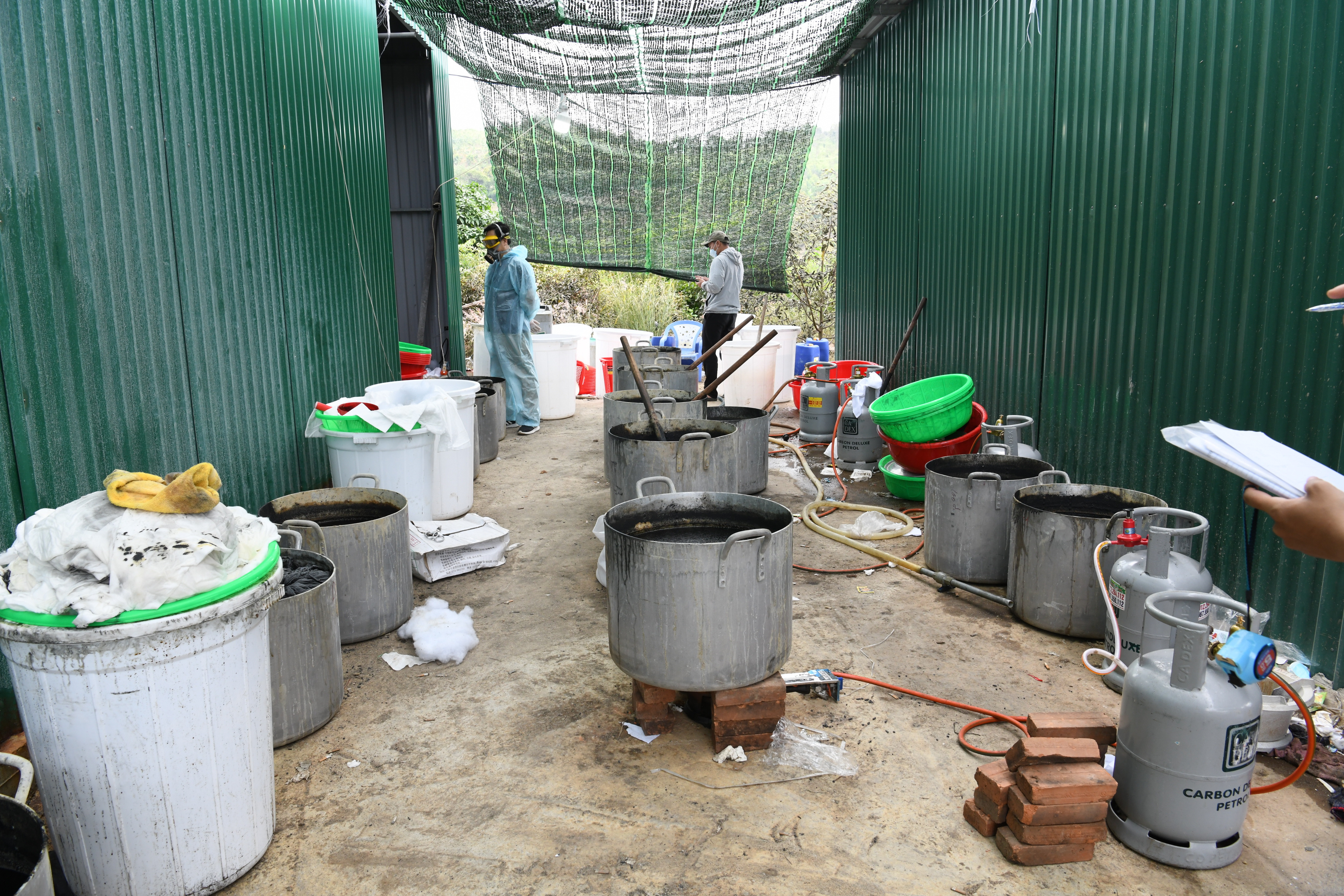 Cận cảnh triệt phá xưởng sản xuất ma túy lớn nhất Việt Nam, thu 1,4 tấn ketamin - 6