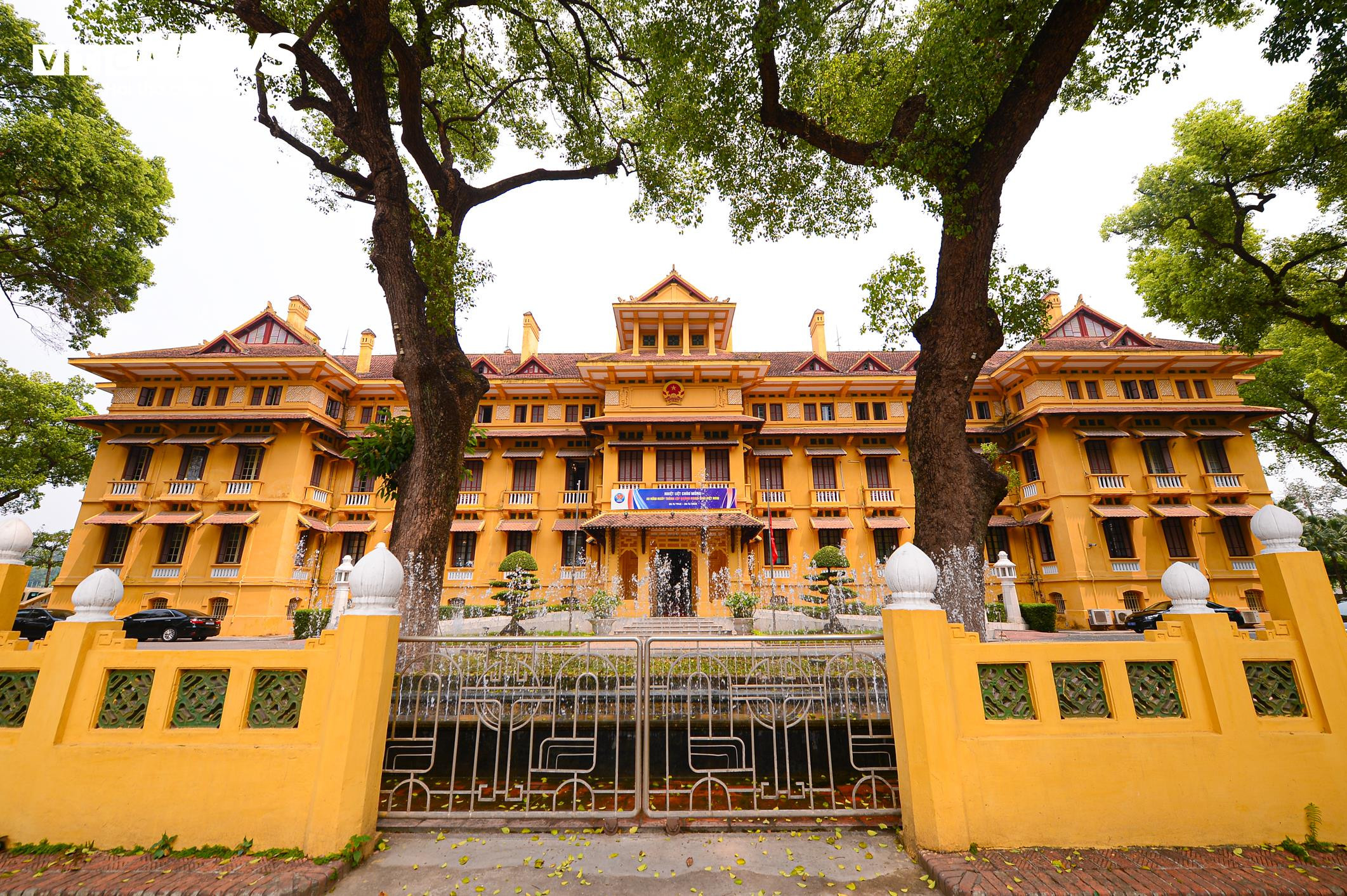 Nhiều nơi treo cờ rủ tưởng nhớ nguyên Chủ tịch Lào Khamtay Siphandone - 5