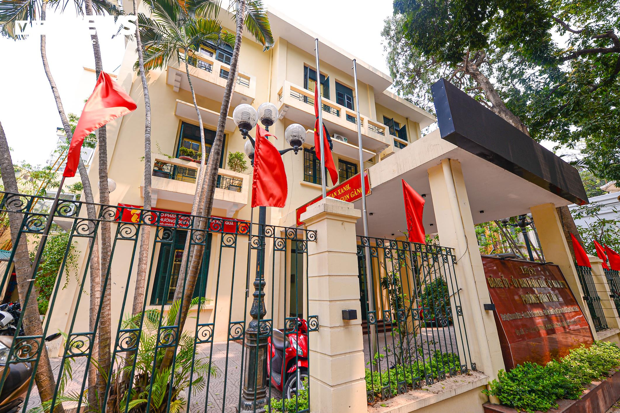 Nhiều nơi treo cờ rủ tưởng nhớ nguyên Chủ tịch Lào Khamtay Siphandone - 9