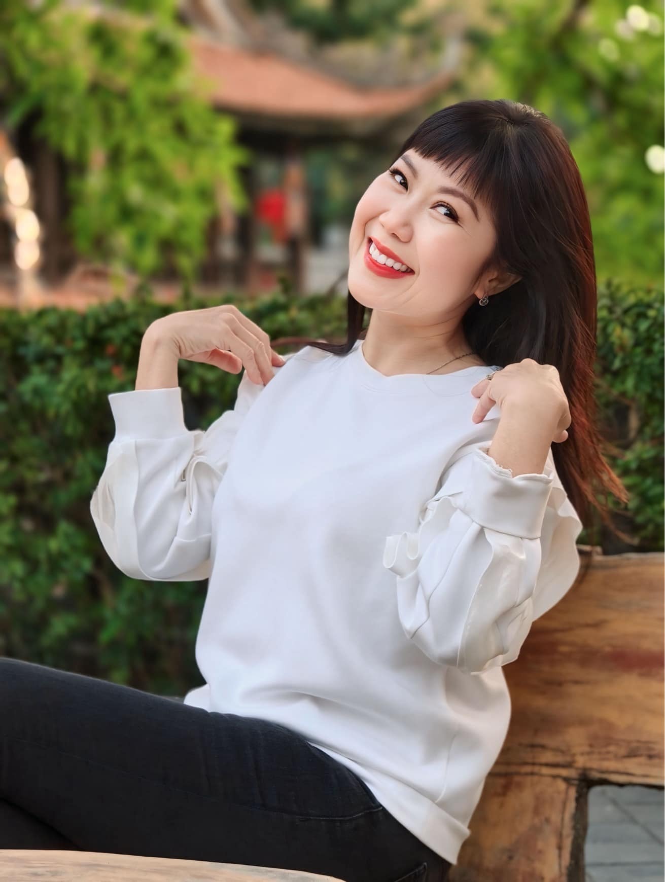 Sao Việt 6/4: H'Hen Niê được chồng chăm sóc, Hương Tươi trẻ trung ở tuổi 55 - 2