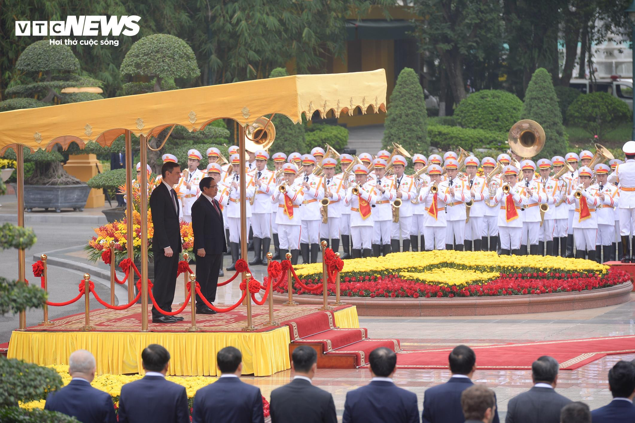 Thủ tướng Phạm Minh Chính chủ trì lễ đón Thủ tướng Tây Ban Nha Pedro Sánchez - 4
