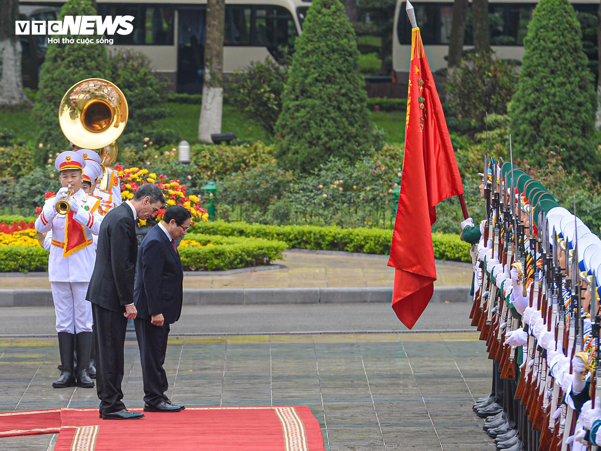 Thủ tướng Phạm Minh Chính chủ trì lễ đón Thủ tướng Tây Ban Nha Pedro Sánchez - 5
