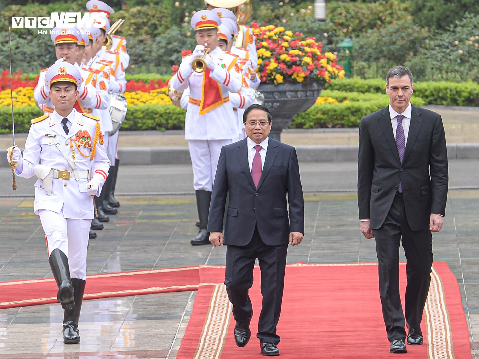 Thủ tướng Phạm Minh Chính chủ trì lễ đón Thủ tướng Tây Ban Nha Pedro Sánchez - 8