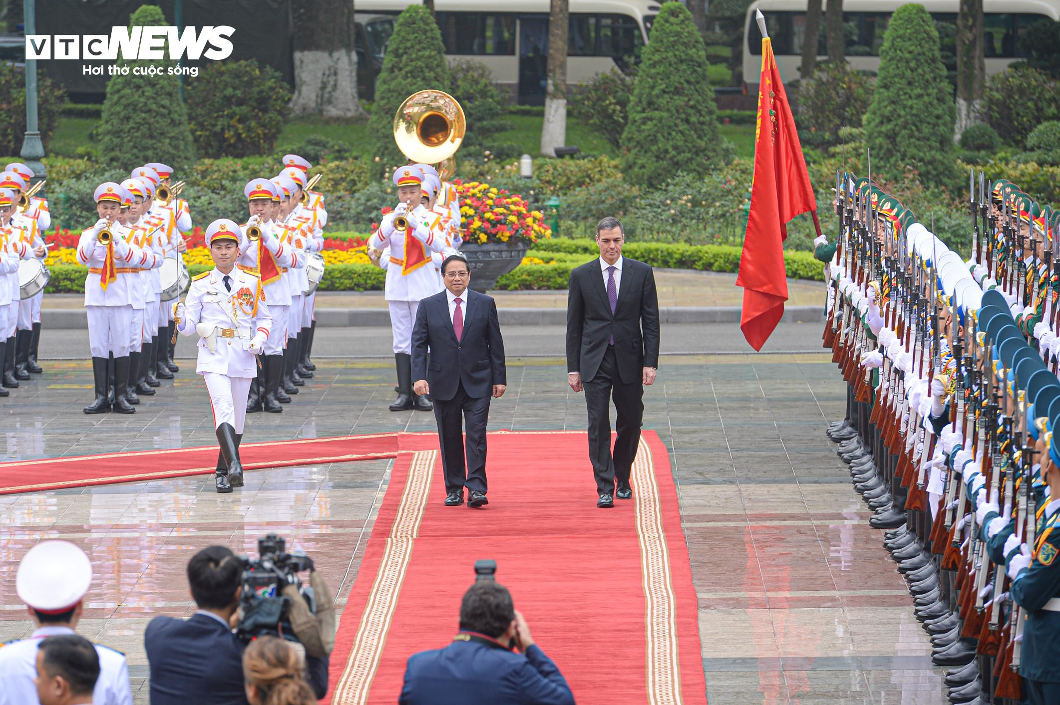 Thủ tướng Phạm Minh Chính chủ trì lễ đón Thủ tướng Tây Ban Nha Pedro Sánchez - 6