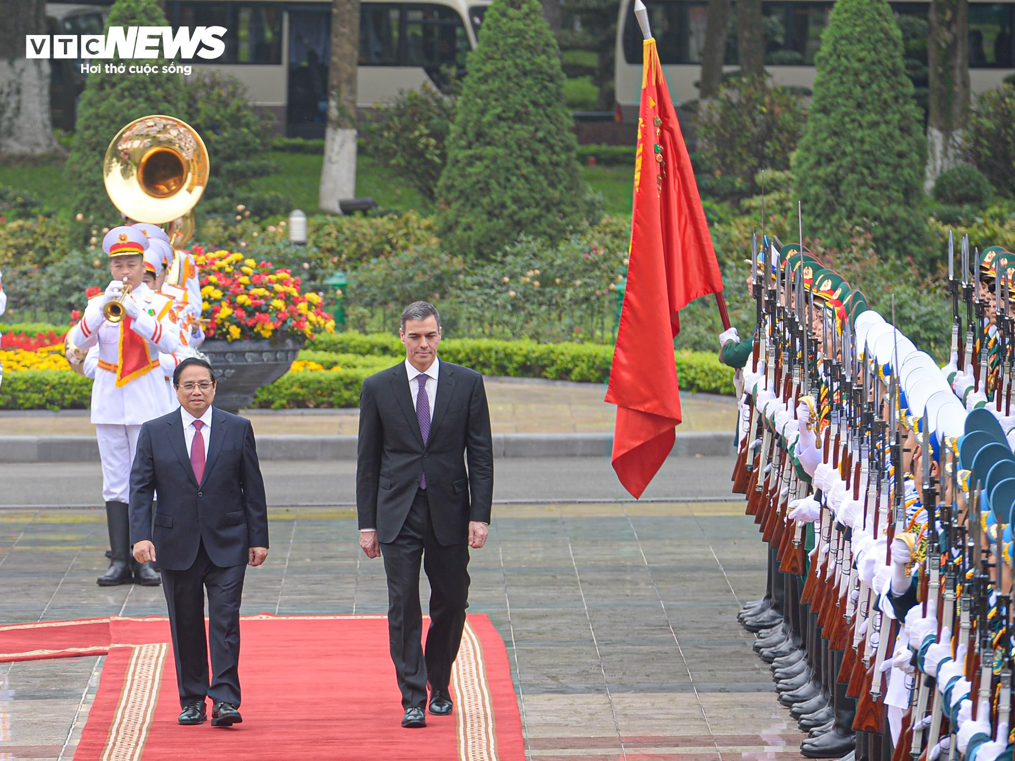 Thủ tướng Phạm Minh Chính chủ trì lễ đón Thủ tướng Tây Ban Nha Pedro Sánchez - 7