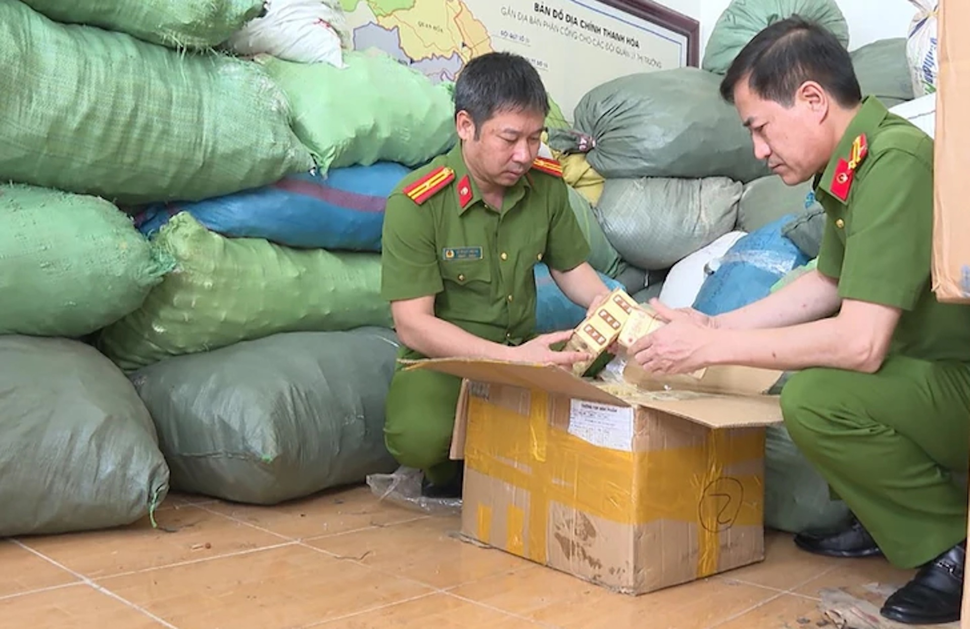 Cận cảnh công an khám xét, thu giữ gần 10 tấn thuốc giả và nguyên liệu - 2