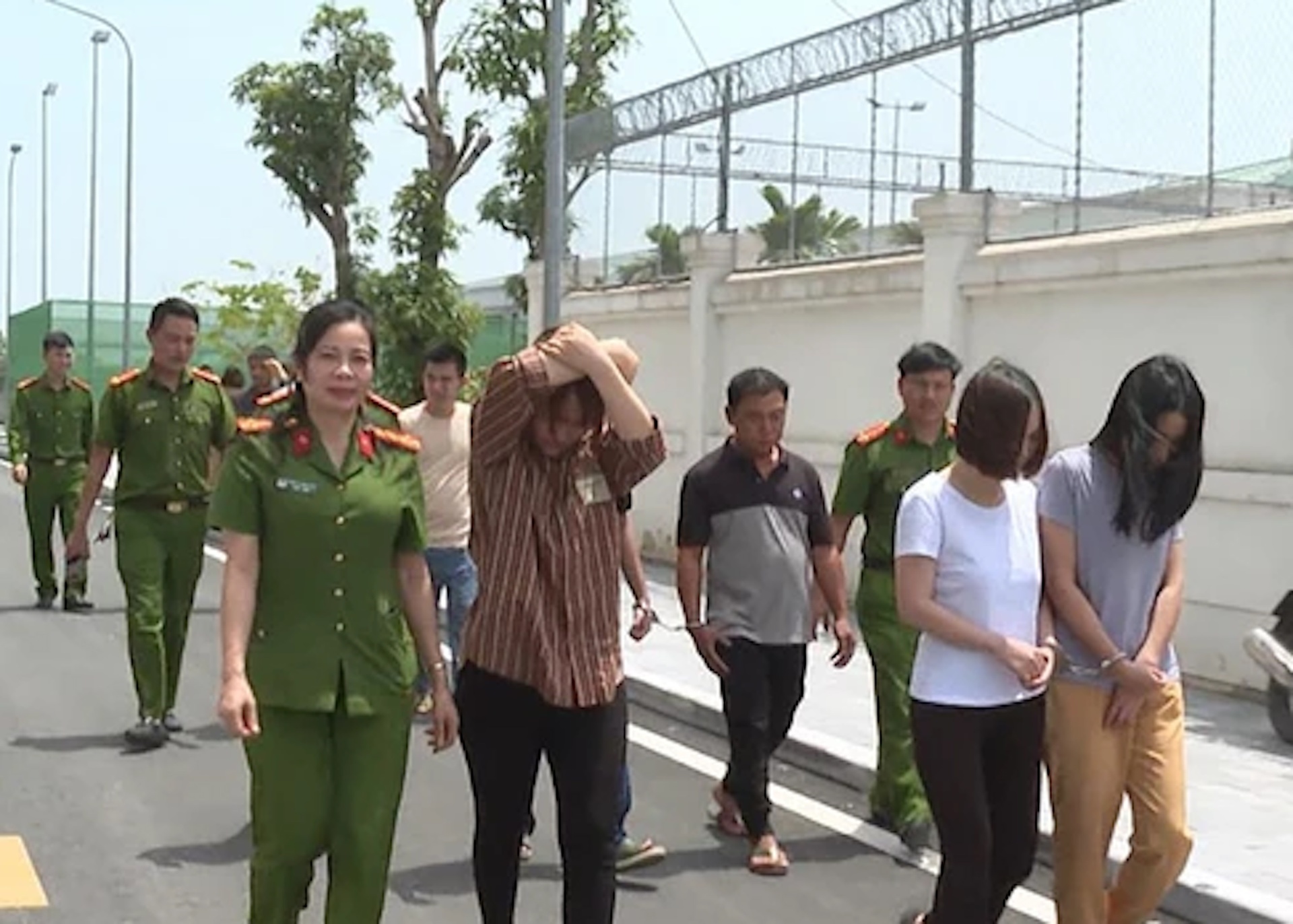Cận cảnh công an khám xét, thu giữ gần 10 tấn thuốc giả và nguyên liệu - 10