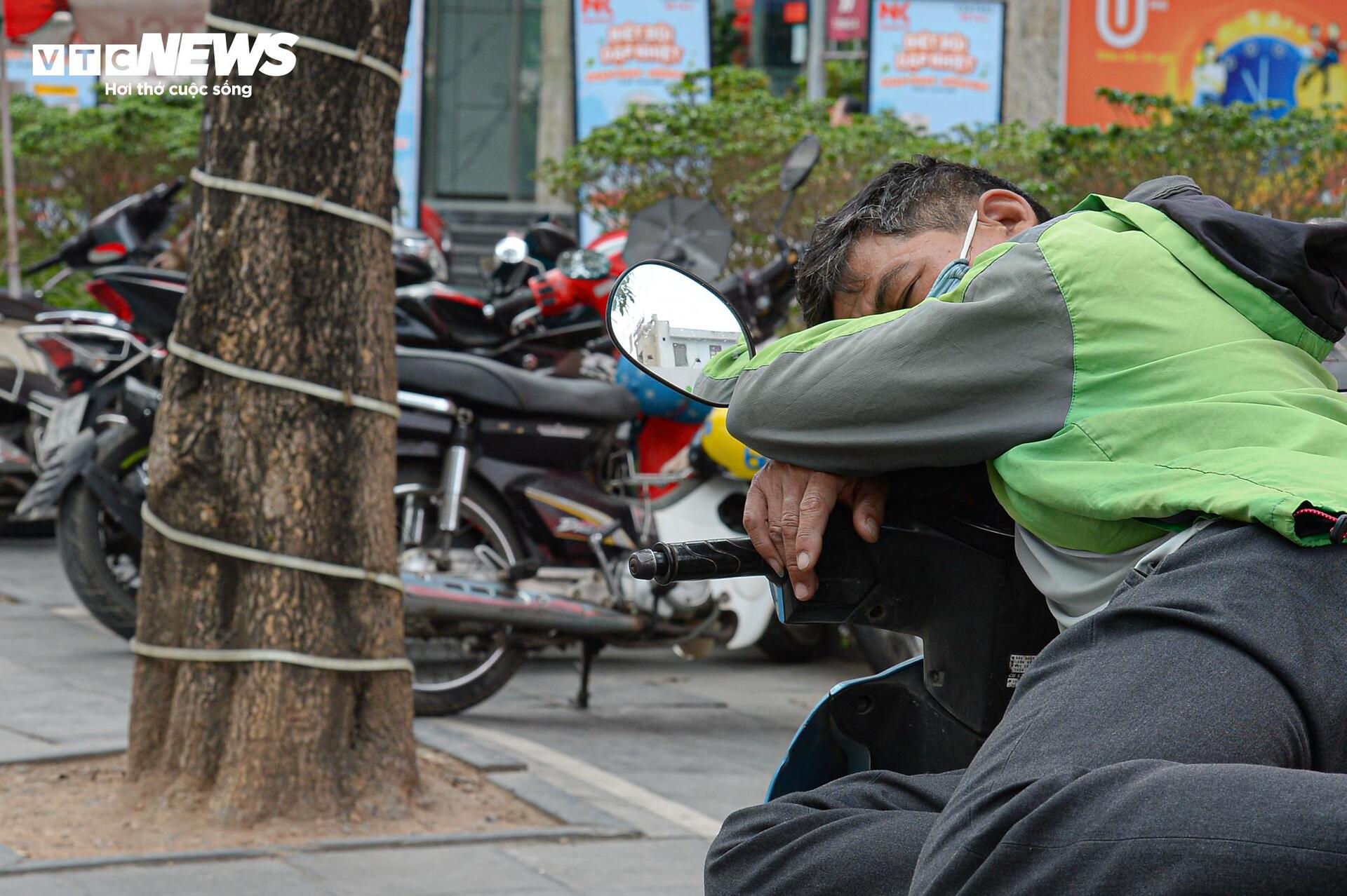 Người lao động vật vã dưới nắng nóng gay gắt đầu mùa - 8
