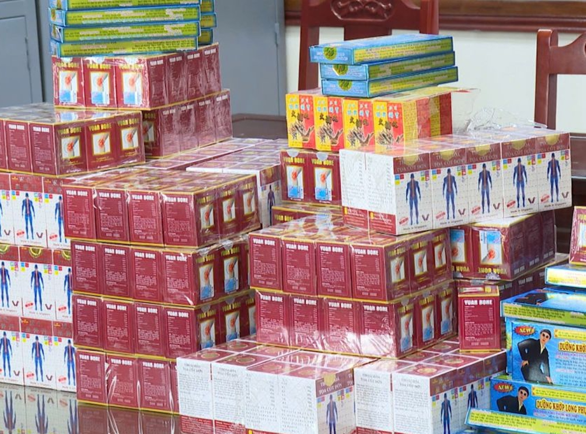 Cận cảnh công an khám xét, thu giữ gần 10 tấn thuốc giả và nguyên liệu - 3