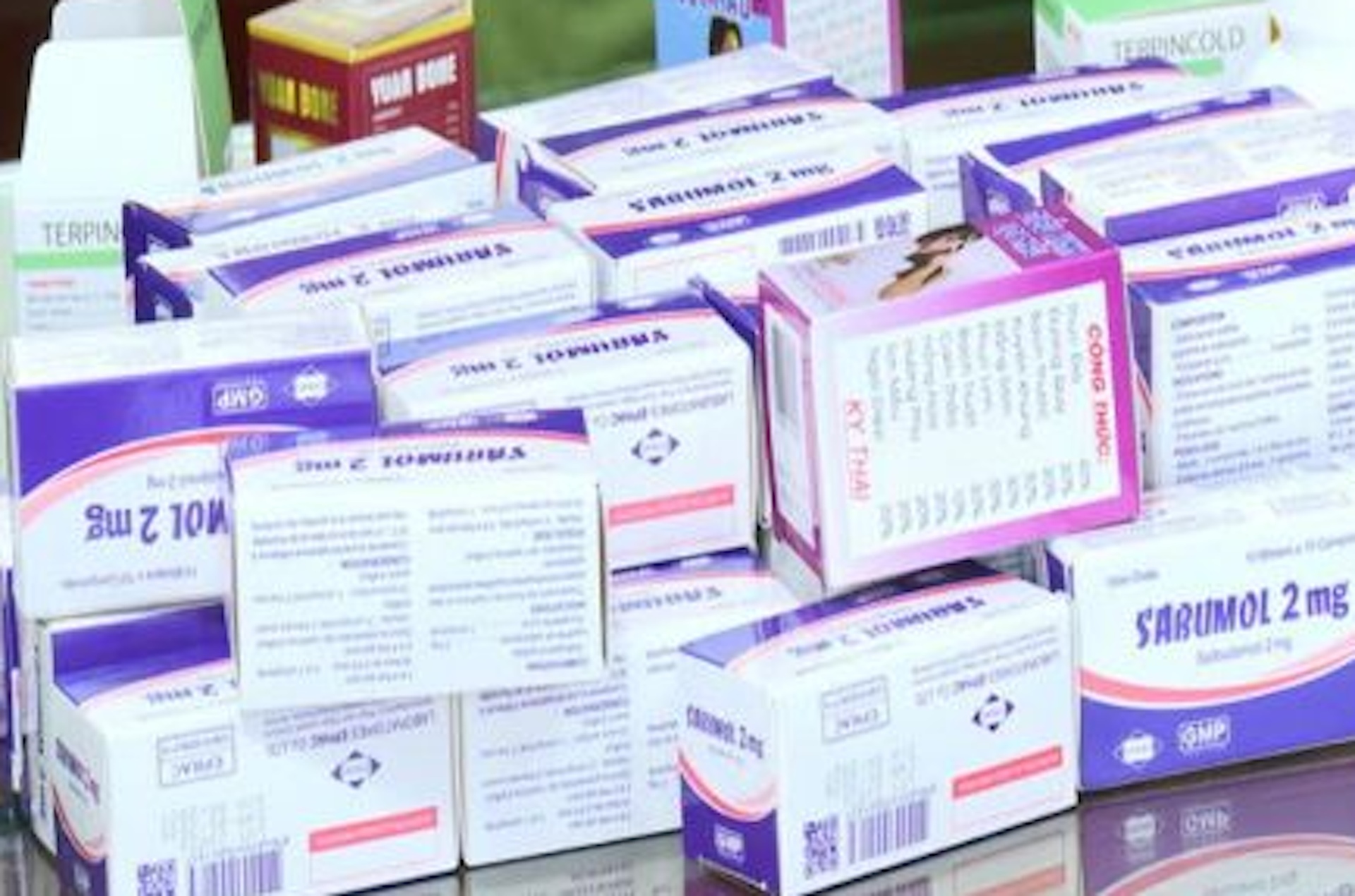 Cận cảnh công an khám xét, thu giữ gần 10 tấn thuốc giả và nguyên liệu - 7
