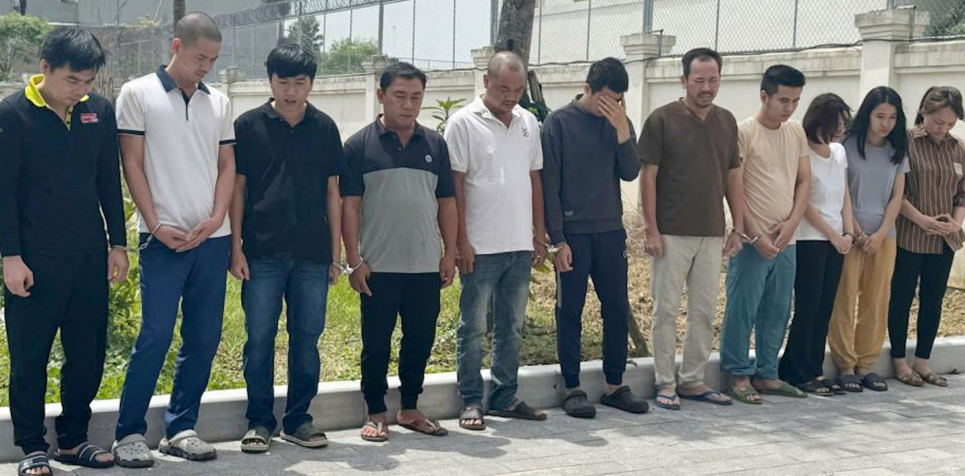 Cận cảnh công an khám xét, thu giữ gần 10 tấn thuốc giả và nguyên liệu - 1
