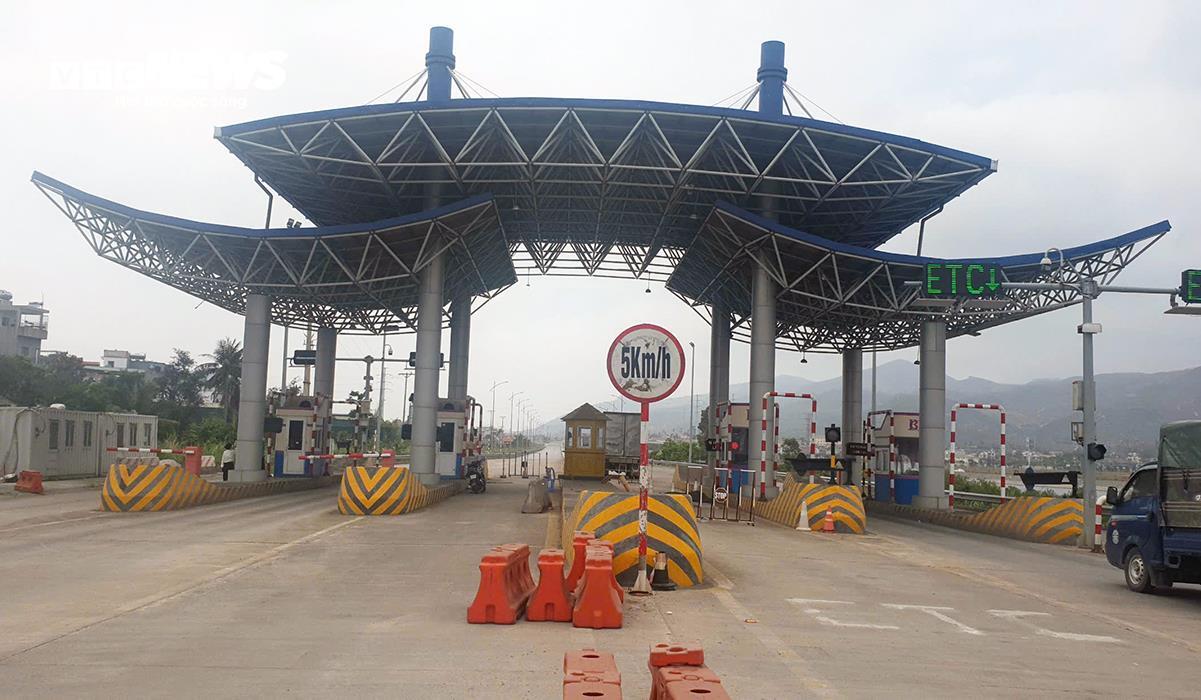 Hiện trường tên buôn ma tuý bỏ lại ô tô chứa súng, lựu đạn rồi tẩu thoát - 15