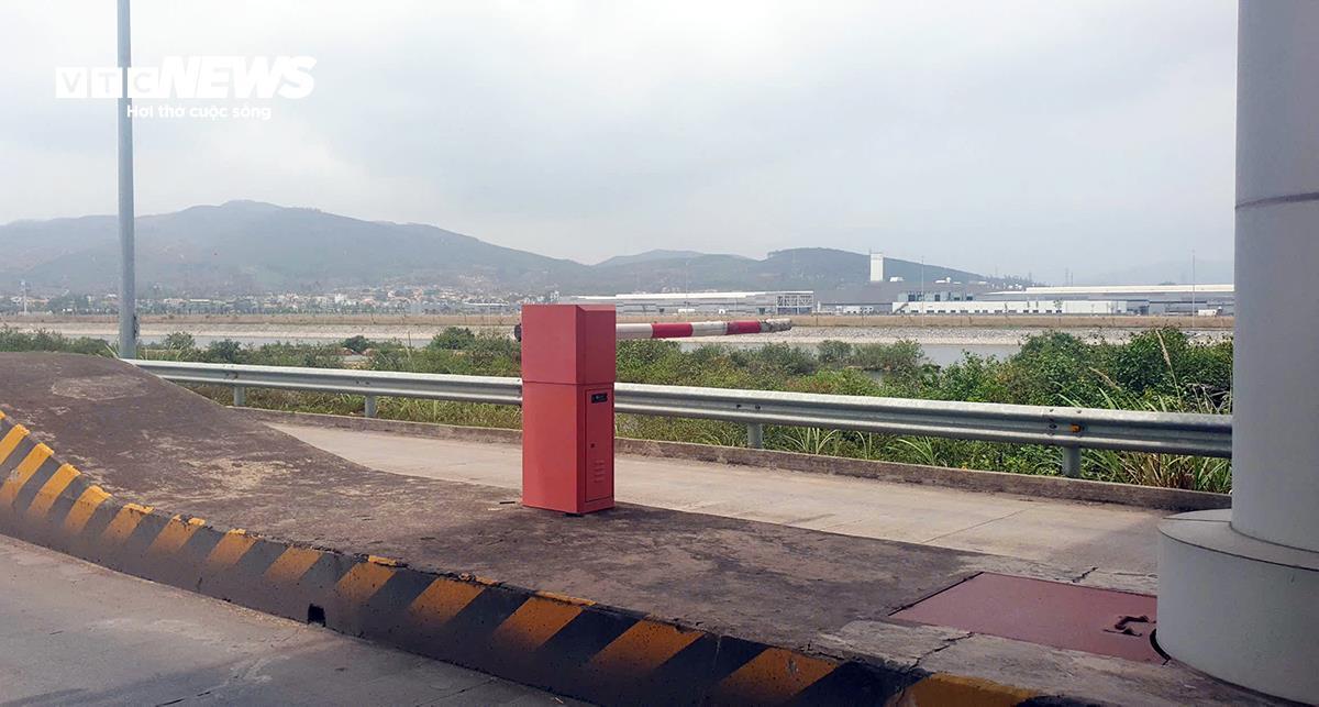 Hiện trường tên buôn ma tuý bỏ lại ô tô chứa súng, lựu đạn rồi tẩu thoát - 16