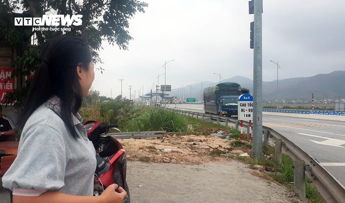 Hiện trường tên buôn ma tuý bỏ lại ô tô chứa súng, lựu đạn rồi tẩu thoát - 14