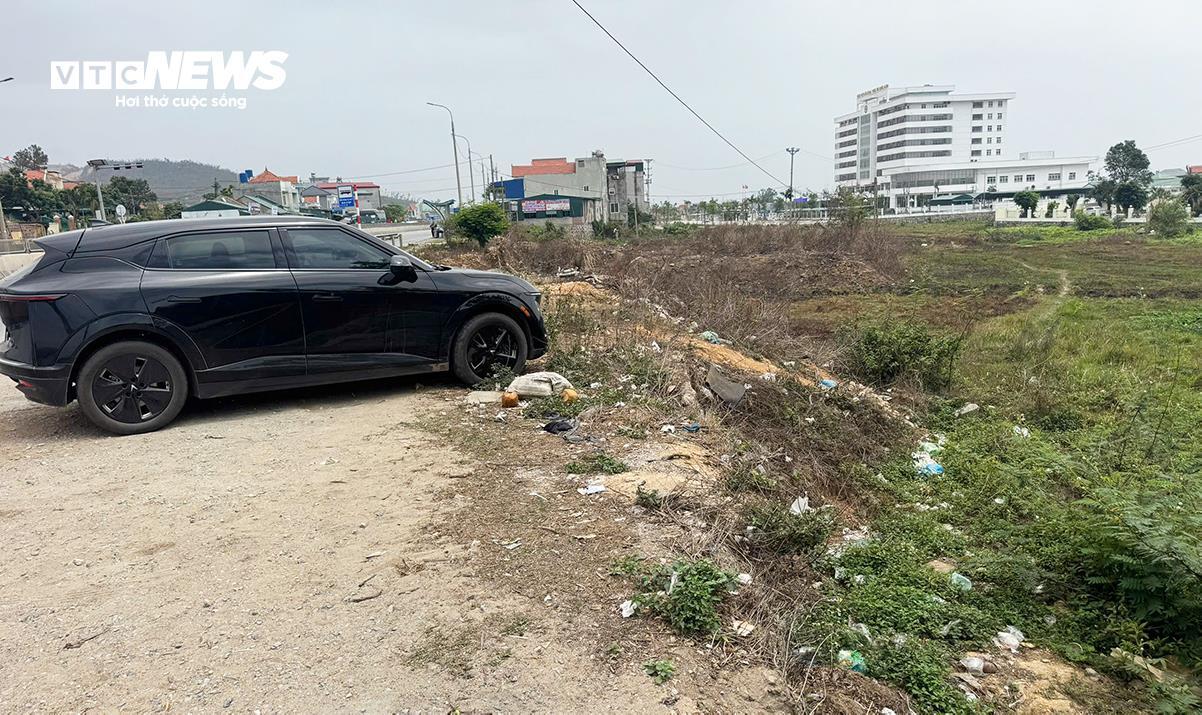 Hiện trường tên buôn ma tuý bỏ lại ô tô chứa súng, lựu đạn rồi tẩu thoát - 12