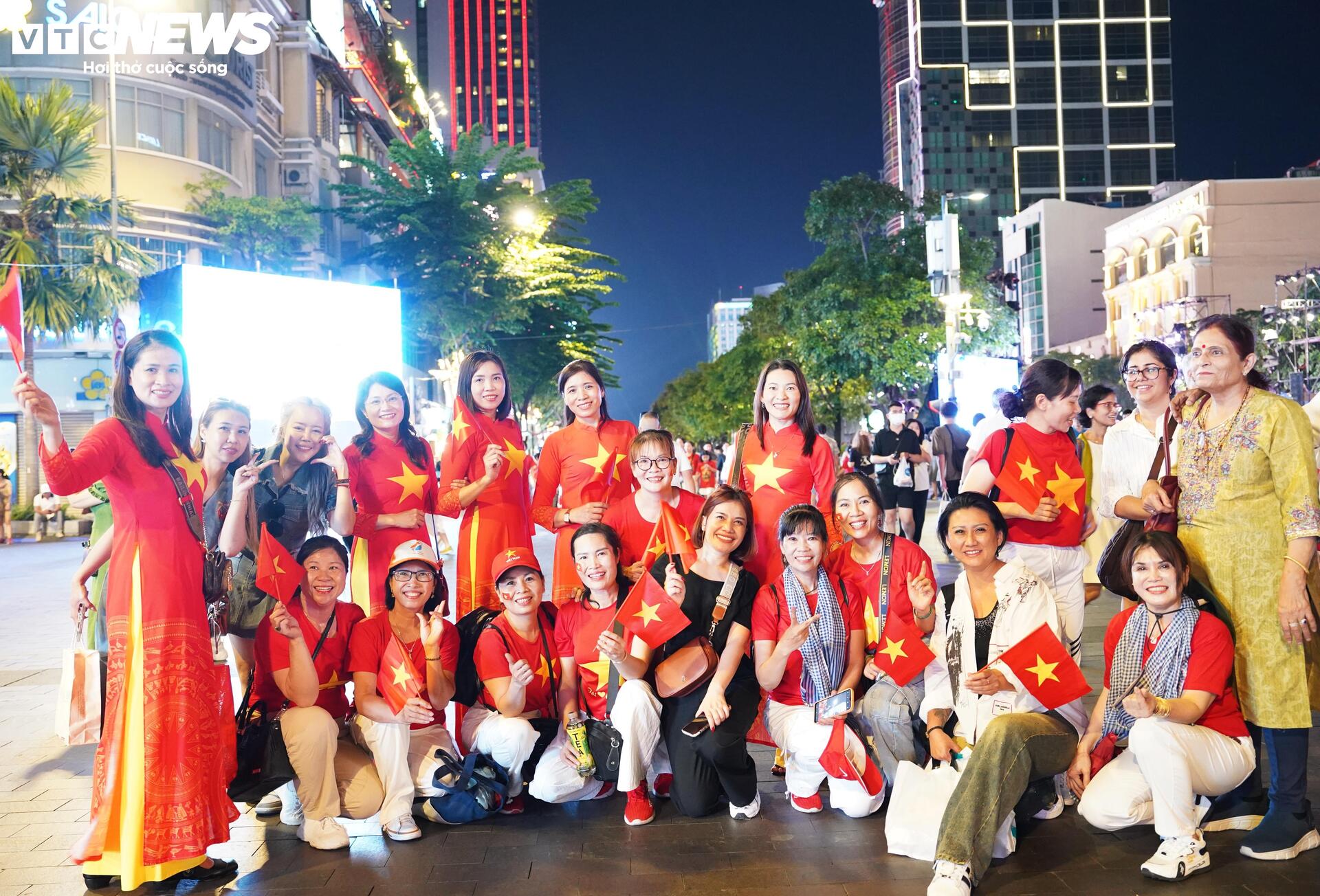 Tòa nhà UBND TP.HCM biến thành bức tranh ánh sáng - 2