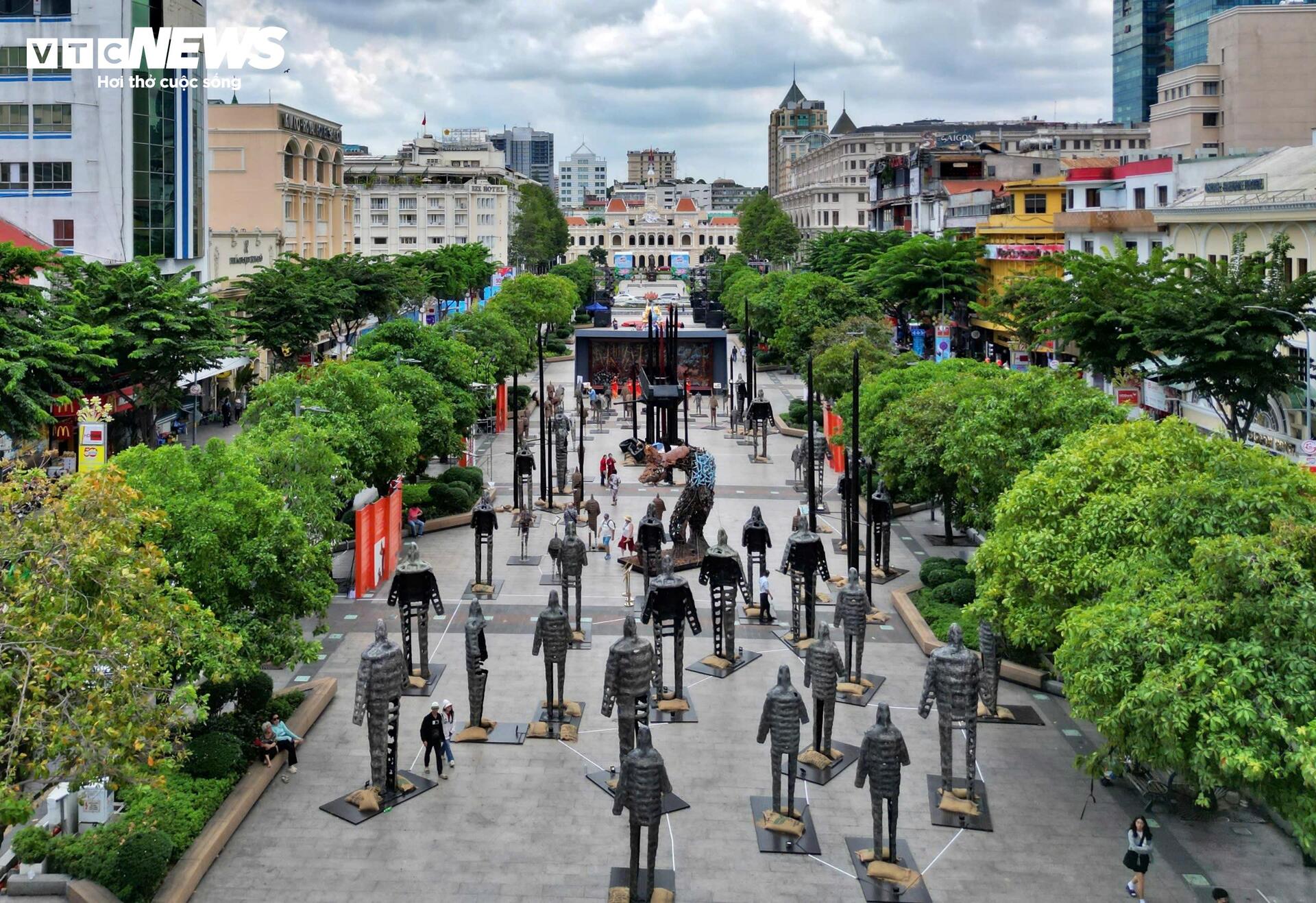 Du khách 'check -in' với xe tăng, bãi cọc trận Bạch Đằng tại trung tâm TP.HCM - 4