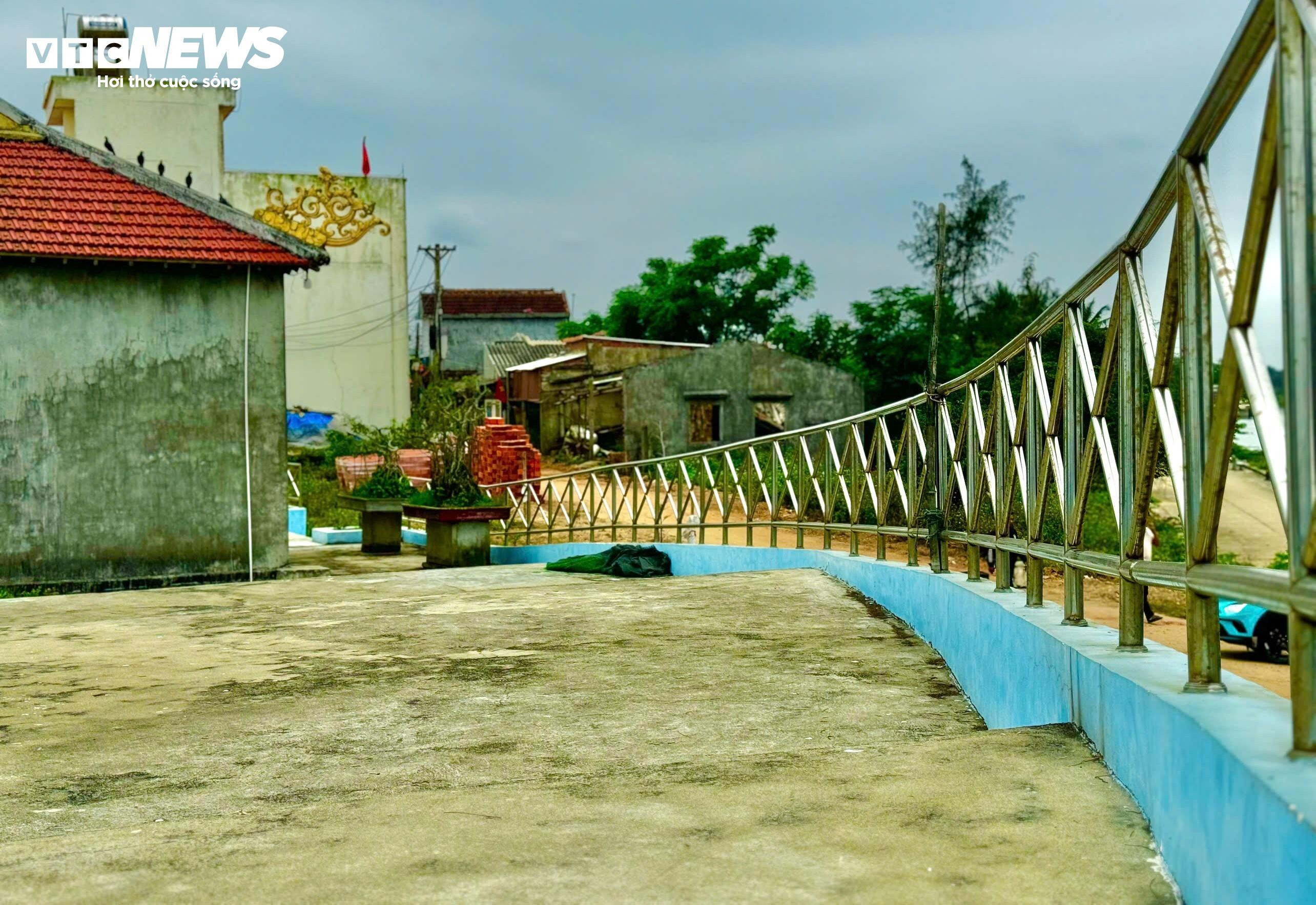 Lạ mắt ngôi miếu hình con tàu độc nhất vô nhị ở Quảng Ngãi - 4